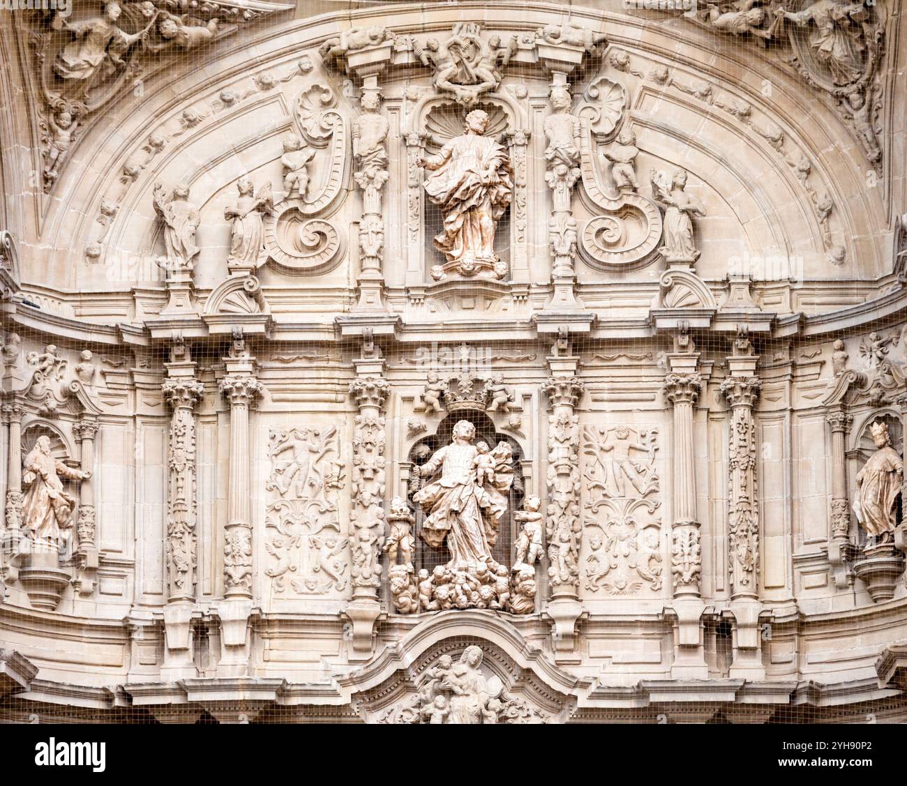 Elaborate sculture adornano l'esterno della Concatedral de Santa Maria de la Redonda de Logrono Foto Stock