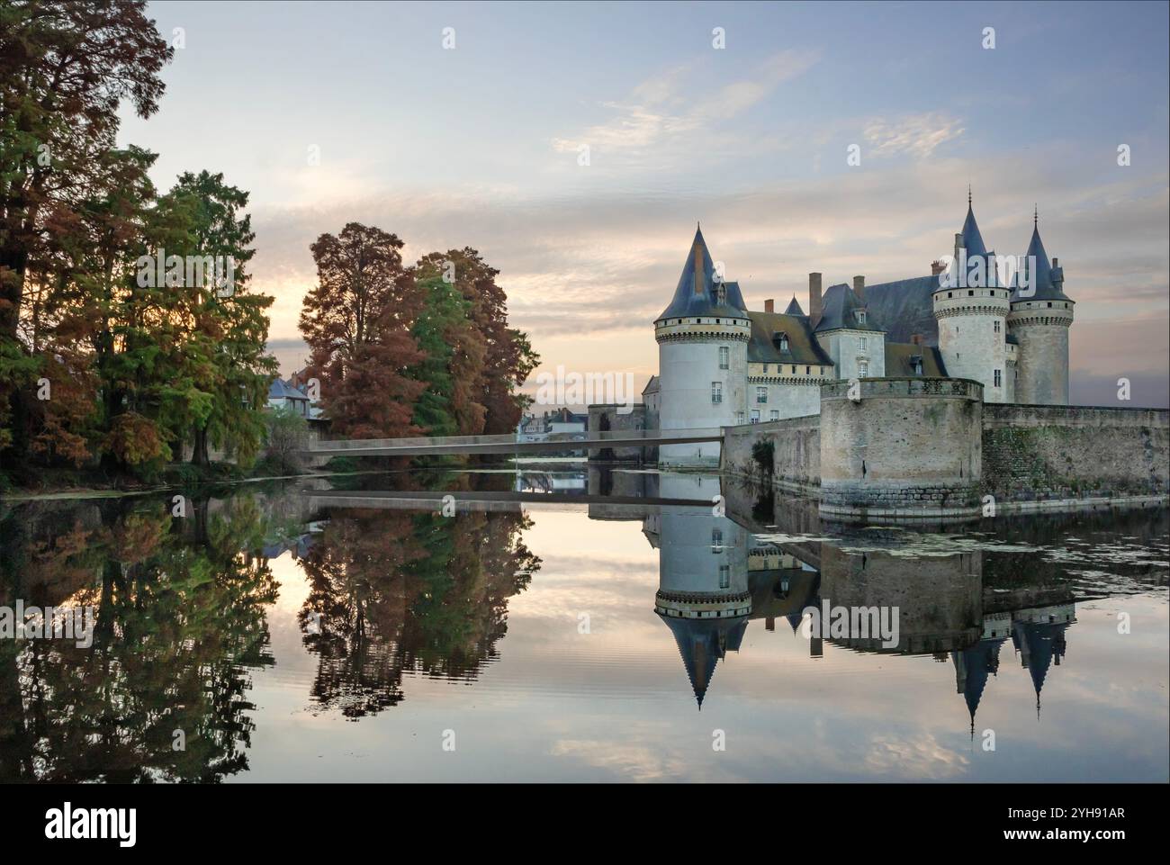 Sully-Sur-loire, Loriet, Valle della Loira, Francia - 5 novembre 2024 - Castello di Sully-Sur-Loire circondato da un fossato in autunno e da un bel riflesso Foto Stock