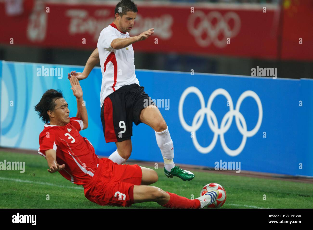 SHENYANG, CINA - 10 AGOSTO: La Cina Feng Xioting (l) affronta il pallone del belga Kevin Mirallas (r) durante una partita del gruppo C al torneo di calcio dei Giochi Olimpici di Pechino del 10 agosto 2008 allo stadio Shenyang Olympic Sports Center di Shenyang, Cina. Solo per uso editoriale. (Fotografia di Jonathan P. Larsen / Diadem Images) Foto Stock