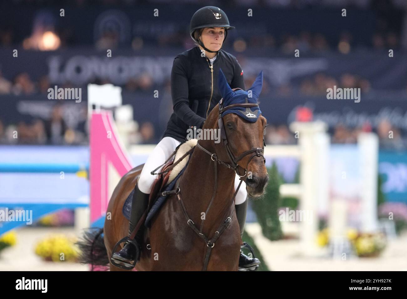 Verona, Italia. 10 novembre 2024. Jeanne Sadran in sella a Dexter de Kerglenn in azione durante CSI5*- W Longines FEI Jumping World Cup 2024 Gran Prix presentato da KASK, al Pala Fimauto il 10 novembre 2024, Verona, Italia. Crediti: Roberto Tommasini/Alamy Live News Foto Stock