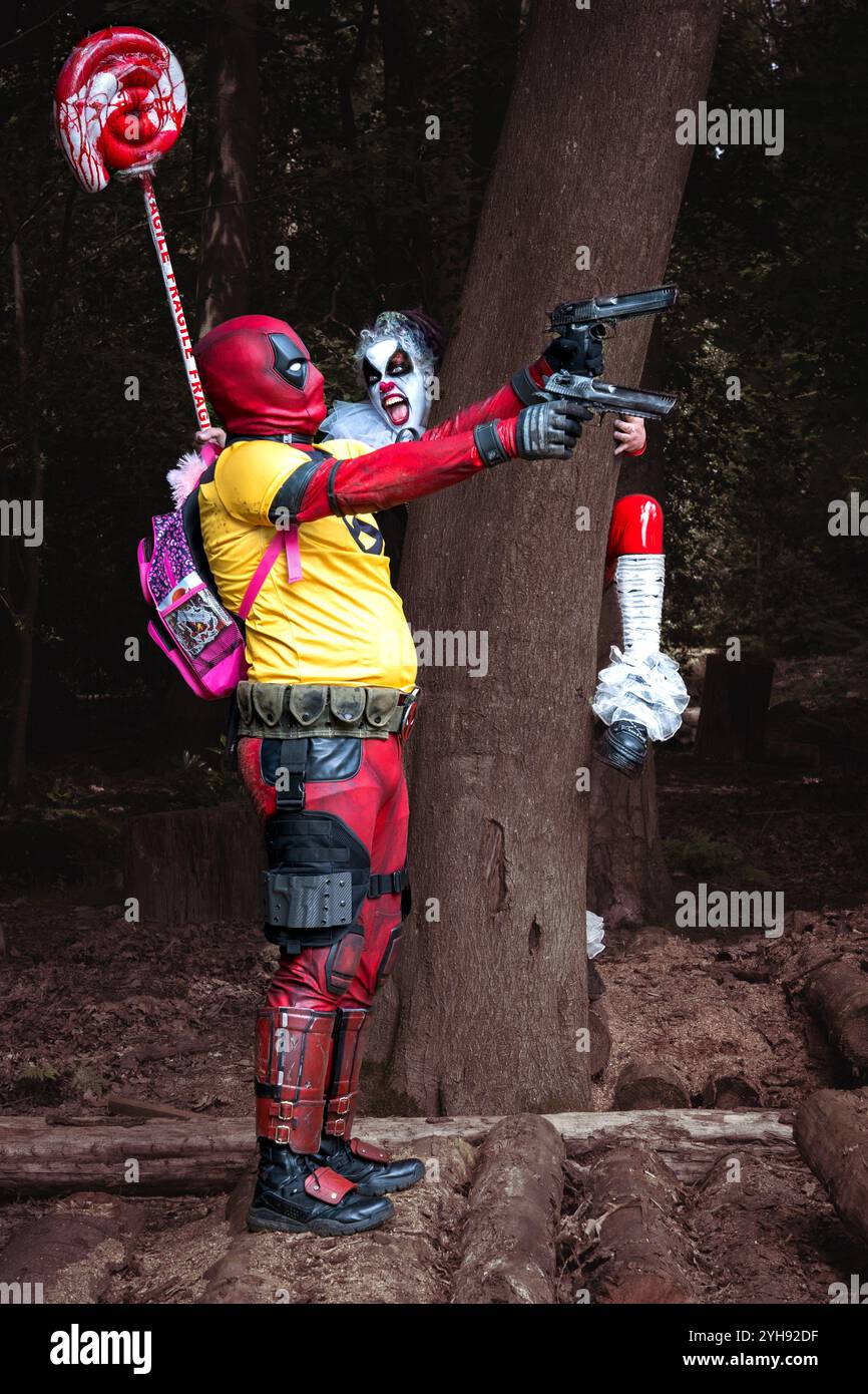 HARROGATE, REGNO UNITO - 22 GIUGNO 2024. Un paio di simpatici cosplayer vestiti da Deadpool e Pennywise il Clown che si divertono e sono sciocchi a un Comic con Foto Stock