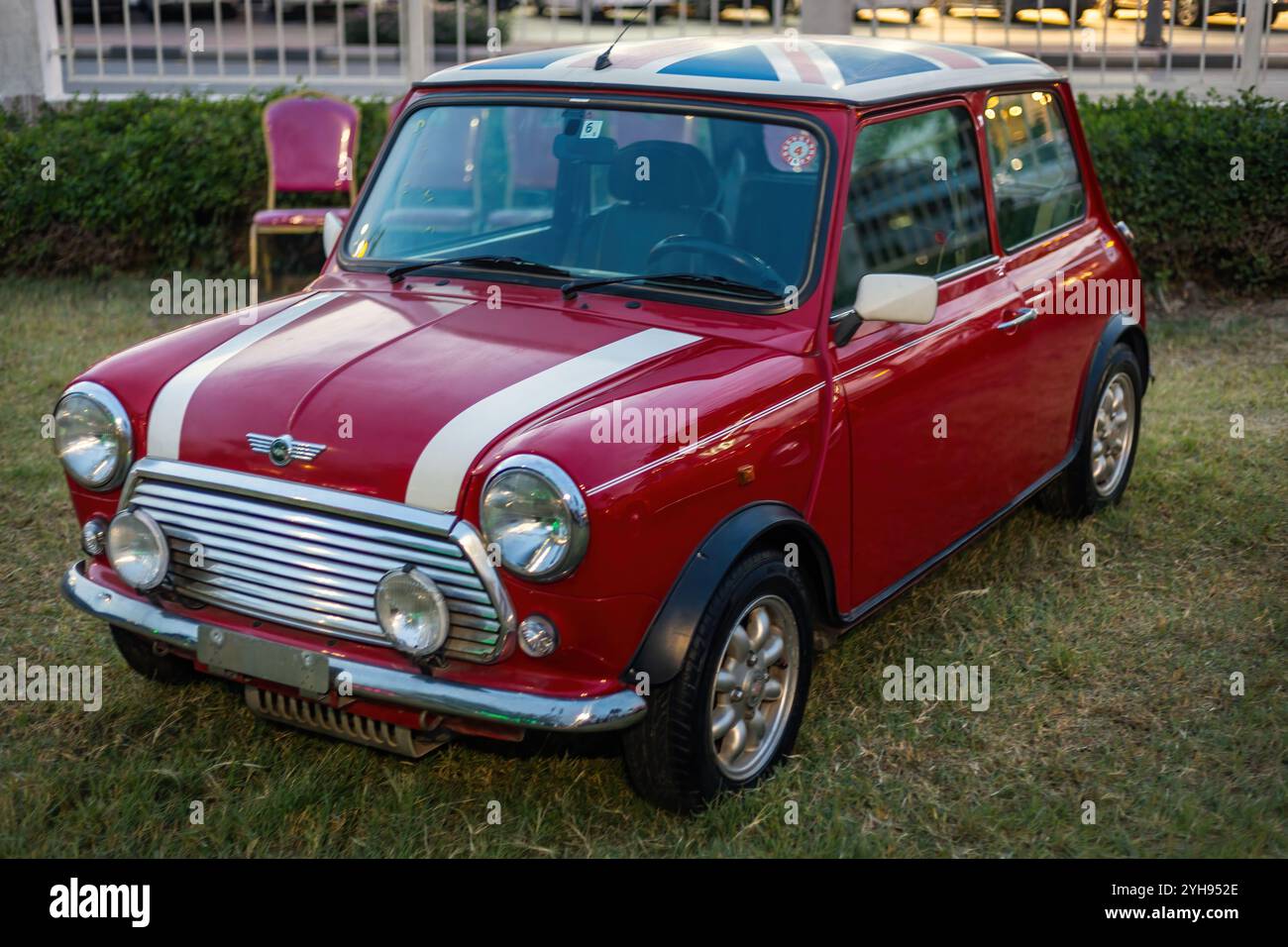 Fascino classico in mostra: Red Rover MINI Cooper alla fiera Dammam, 15 marzo 2024 Foto Stock