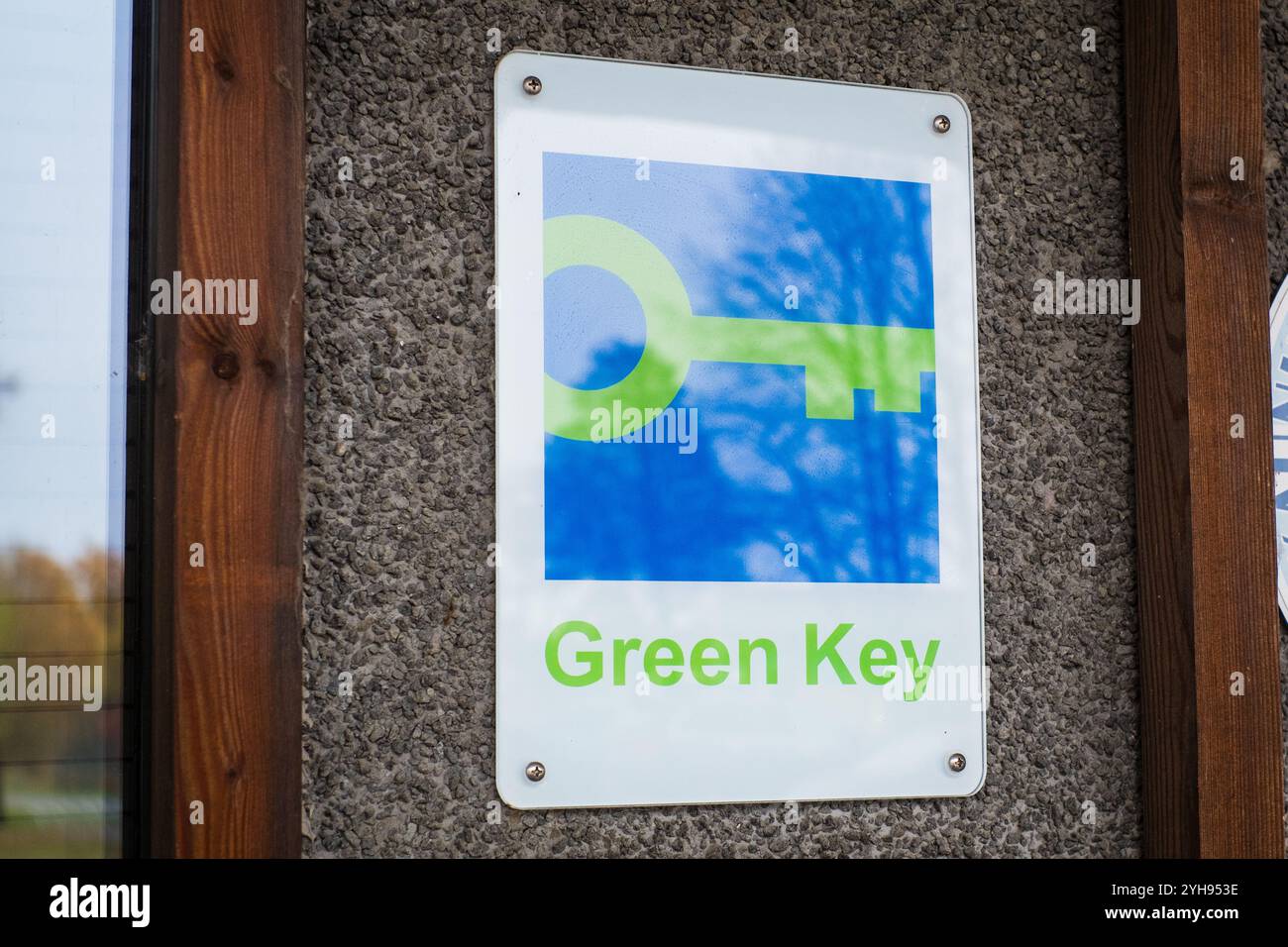 Pärnu, Estonia - 27 ottobre 2024: Cartello con la chiave verde sulla parete dell'hotel. Foto Stock