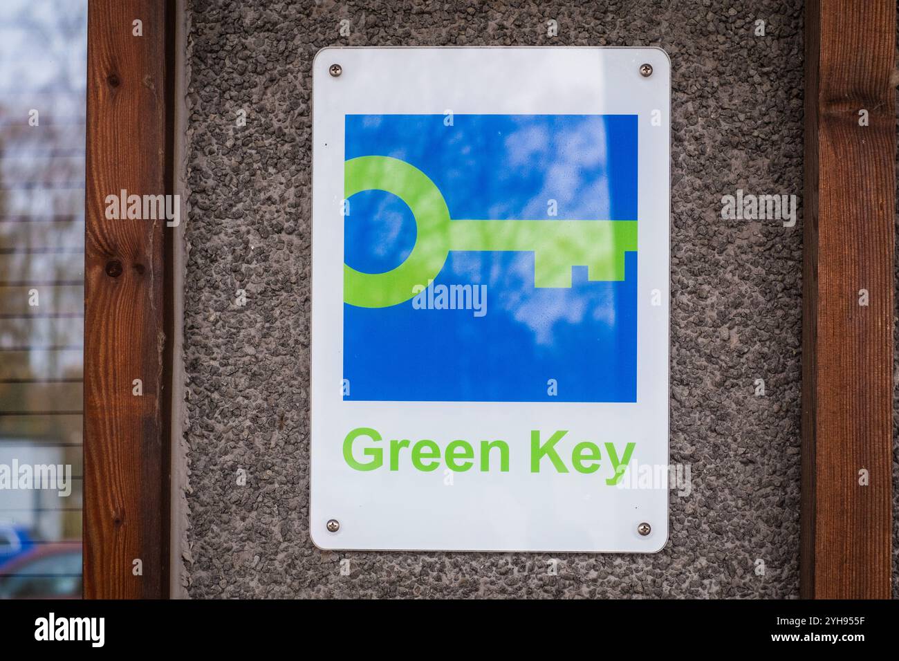 Pärnu, Estonia - 27 ottobre 2024: Cartello con la chiave verde sulla parete dell'hotel. Foto Stock