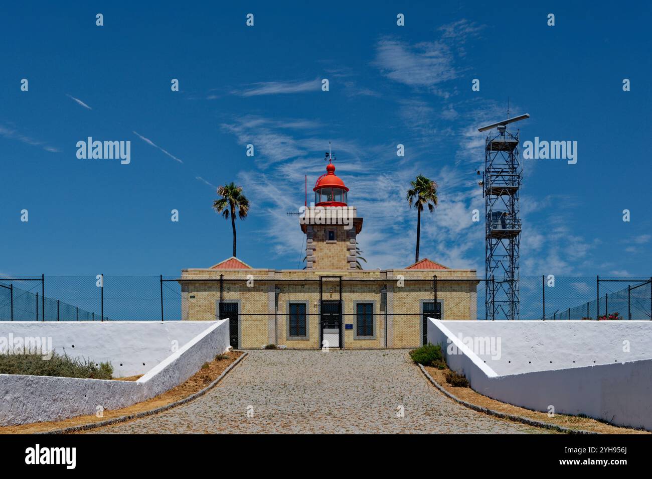 Faro di Farol da Ponta da Piedade e torre di osservazione, faro per la navigazione costiera Foto Stock