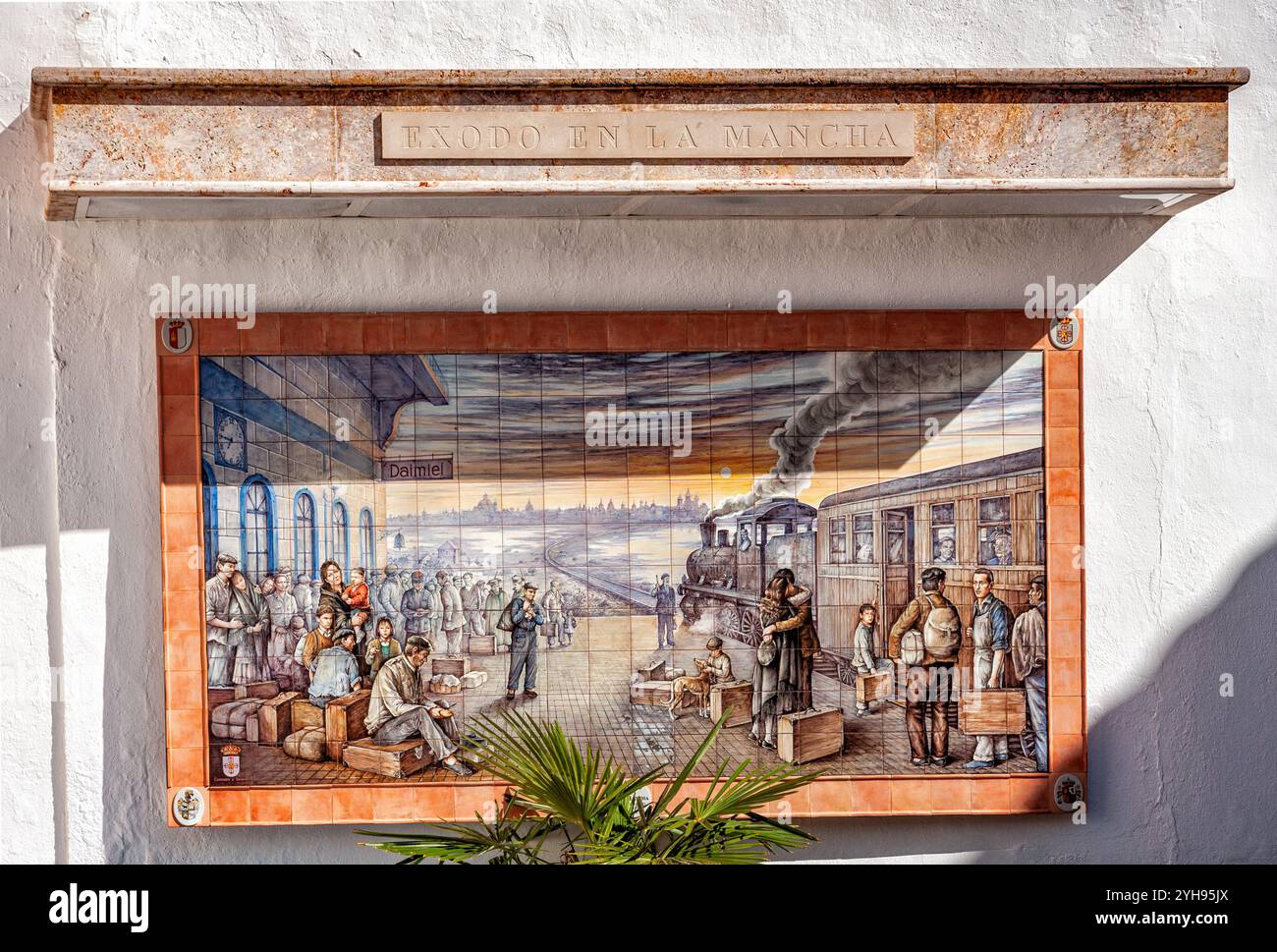 Questo murale riassume un momento toccante della storia: L'esodo rurale spagnolo nel dopoguerra, il Museo regionale di Daimiel Foto Stock