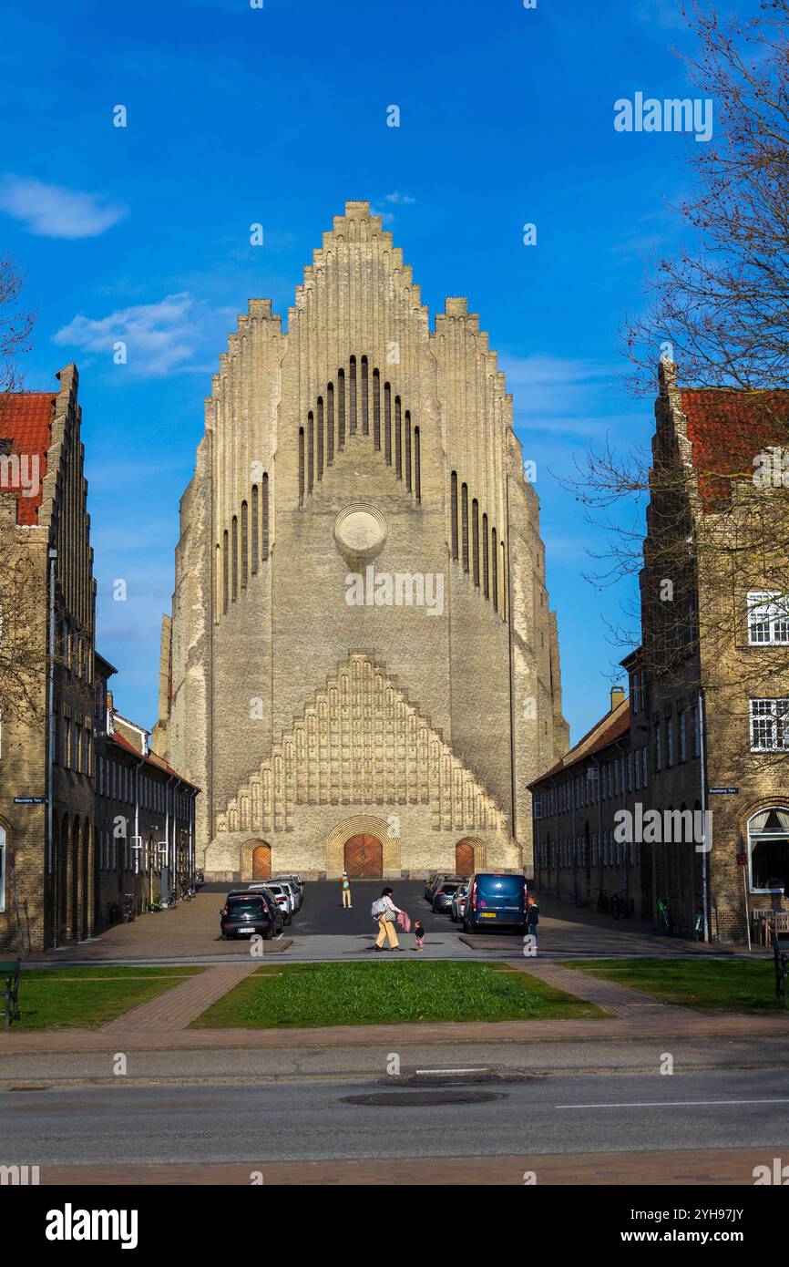 COPENAGHEN, DANIMARCA - APRILE 30 2023: Persone di fronte alla chiesa di Grundtvigs nel distretto di Bispebjerg il 30 aprile 2023 a Copenaghen, Danimarca. Foto Stock