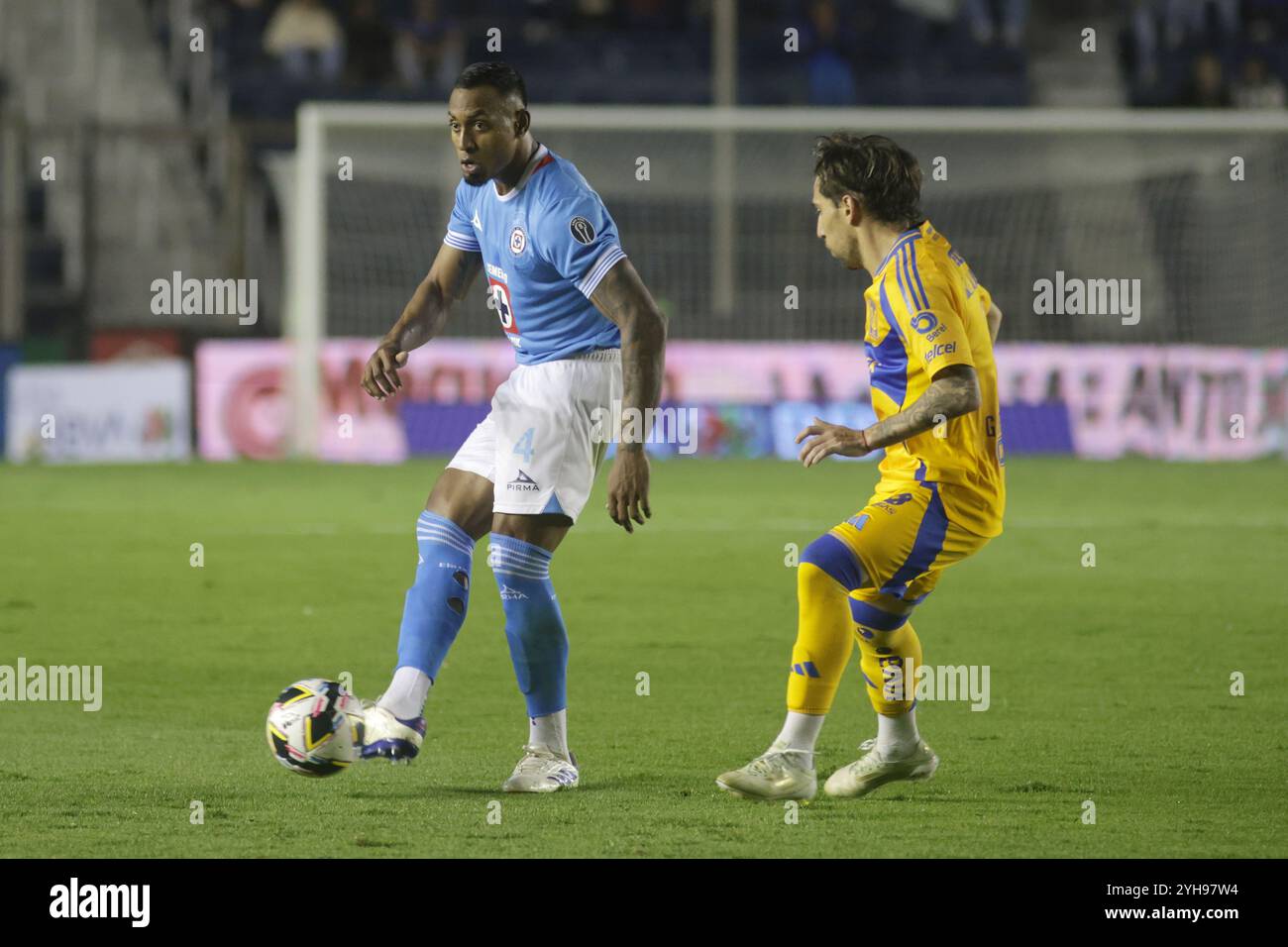 Città del Messico, Messico. 10 novembre 2024. Fernando Gorriarán 8 di Tigres de la UANL e Willer Ditta 4 di Cruz Azul si battono per il pallone durante il 17° turno del Torneo de apertura 2024 Liga MX all'Estadio Ciudad de los Deportes. Punteggio finale 1 Tigres 1- 1Cruz Azul. Il 9 novembre 2024 a città del Messico, Messico. (Foto di Ismael Rosas/ credito: Eyepix Group/Alamy Live News Foto Stock