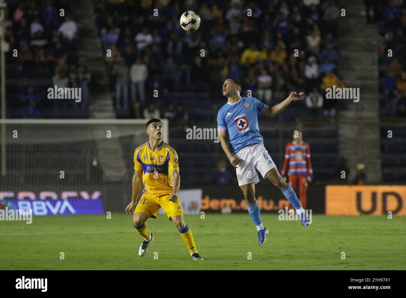 Città del Messico, Messico. 10 novembre 2024. Erik Lira #6 del Cruz Azul dirige il pallone contro Tigres de la UANL durante la partita del 17° turno del Torneo de apertura 2024 Liga MX all'Estadio Ciudad de los Deportes. Punteggio finale 1 Tigres 1- 1Cruz Azul. Il 9 novembre 2024 a città del Messico, Messico. (Foto di Ismael Rosas/ credito: Eyepix Group/Alamy Live News Foto Stock