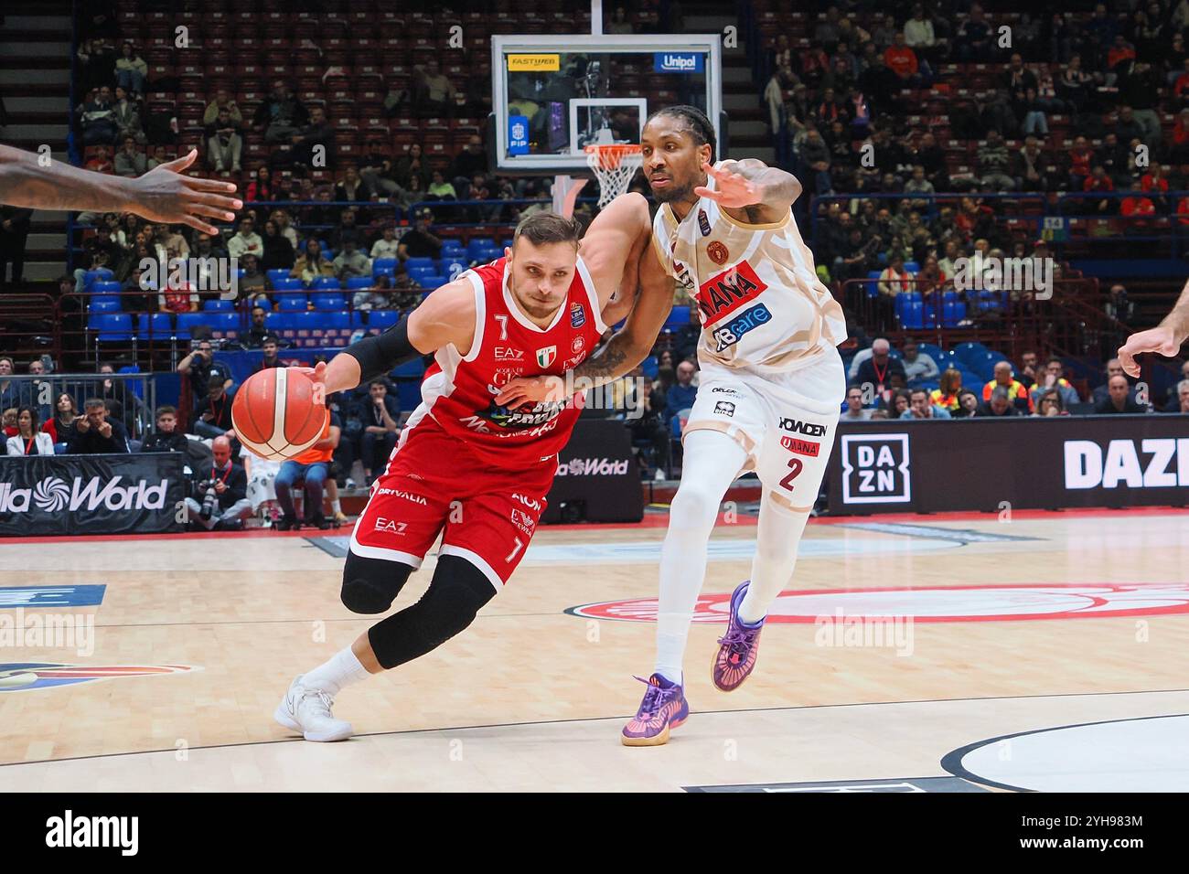 Stefano Tonut (EA7 Emporio Armani Olimpia Milano) sventato da Rodney McGruder (Umana Reyer Venezia) durante EA7 Emporio Armani Milano vs Umana Reyer Venezia, partita di serie A di pallacanestro italiana ad Assago (mi), 10 novembre 2024 Foto Stock