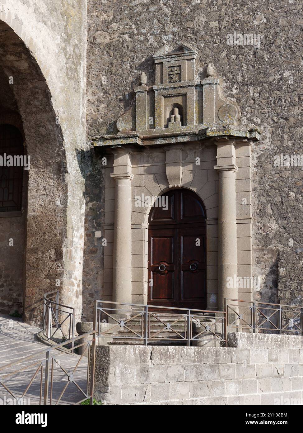 Una delle bellissime porte storiche della città di Montefiascone. Novembre 2024 Foto Stock