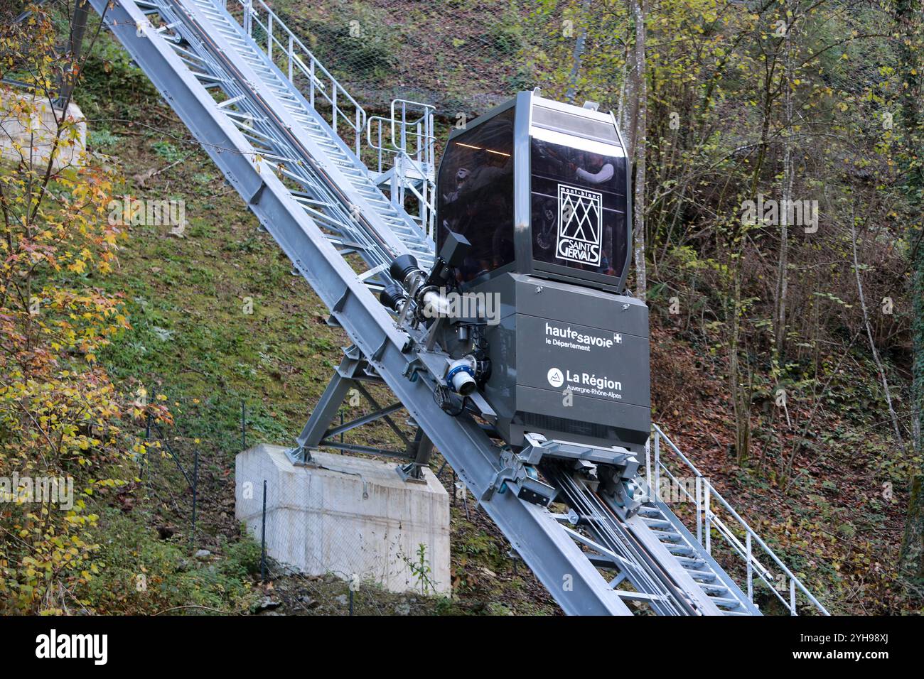 Cabine de l’ascenseur incliné à eaux usées. Parc Thermal du Fayet. Saint-Gervais Mont-Blanc. Alta Savoia. Auvergne-Rhône-Alpes. Francia. Europa. Foto Stock