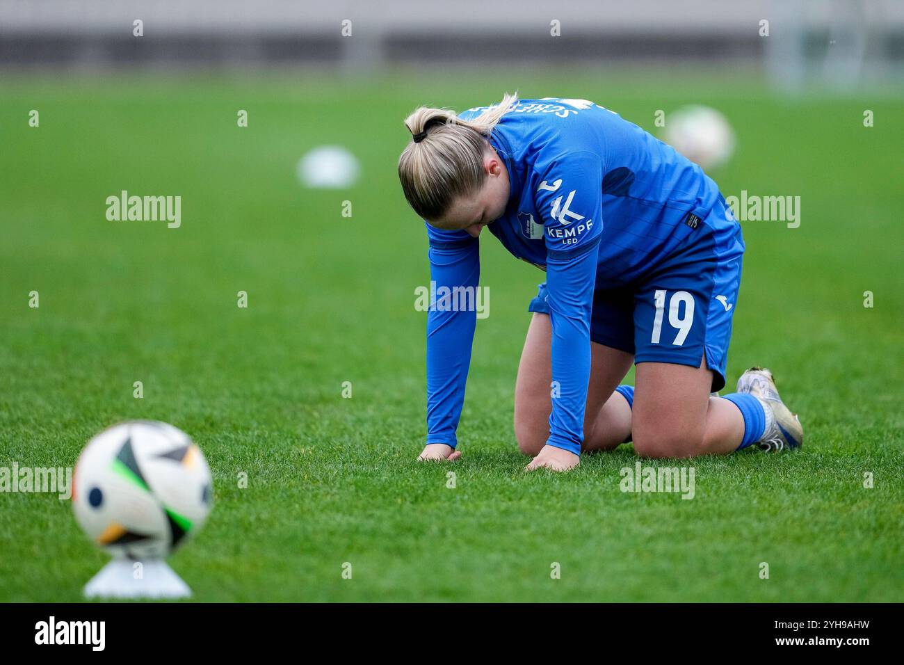 St. Leon Rot, Germania. 10 novembre 2024. Leonie Schetter (STG II, 19) am Boden, Spielerin der TSG 1899 Hoffenheim II (U20), enttäuscht schauend, Enttäuschung, frustrazione, deluso, pessimistisch, Freisteller, Ganzkörper, Einzelbild, Einzelfoto, Aktion, Action, 10.11.2024, St. Leon-Rot (Deutschland), Fussball, FRAUEN, REGIONALLIGA SÜD, TSG 1899 HOFFENHEIM U20 - TSV SCHWABEN AUGSBURG, LE NORMATIVE DFB/DFL VIETANO QUALSIASI USO DI FOTOGRAFIE COME SEQUENZE DI IMMAGINI E/O QUASI-VIDEO. Credito: dpa/Alamy Live News Foto Stock