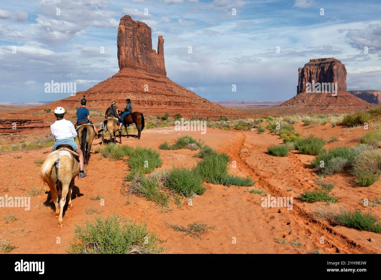 Monument Valley Horseback Riding vista in prima persona dal cavallo con un bel cielo sopra le tre sorelle Foto Stock