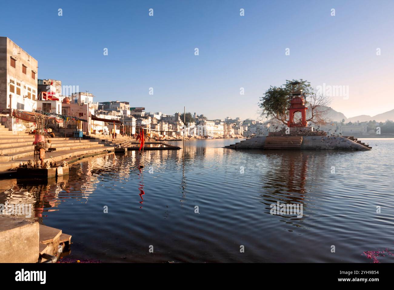 Tempio indù sul lago Pushkar in Pushkar nello stato del Rajasthan dell'India Foto Stock