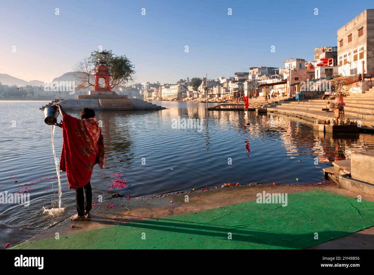 Gli indù dedicano il bagno dei pellegrini nel sacro lago Puskhar Sagar sui ghati di Pushkar, Rajasthan. Pushkar è una città Santa per gli indù e famosa per molti indù Foto Stock