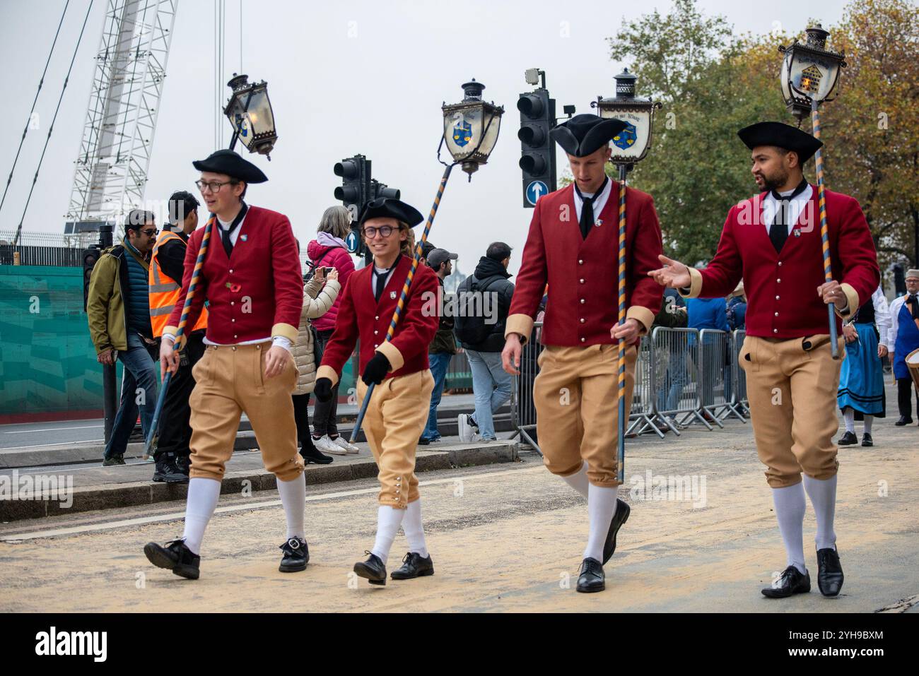 Londra, Regno Unito. 9 novembre 2024. I vettori delle Lanterne dalla Svizzera marciano visti durante il Lord Mayor's Show. Il Lord Mayor's Show è la processione civica più antica, più lunga e meno provata. Ebbe inizio nel XIII secolo durante il regno di re John Lackland. Ha concesso alla City di Londra di avere un proprio sindaco. Questa tradizione è ancora viva oggi dopo 800 anni. (Foto di Krisztian Elek/SOPA Images/Sipa USA) credito: SIPA USA/Alamy Live News Foto Stock