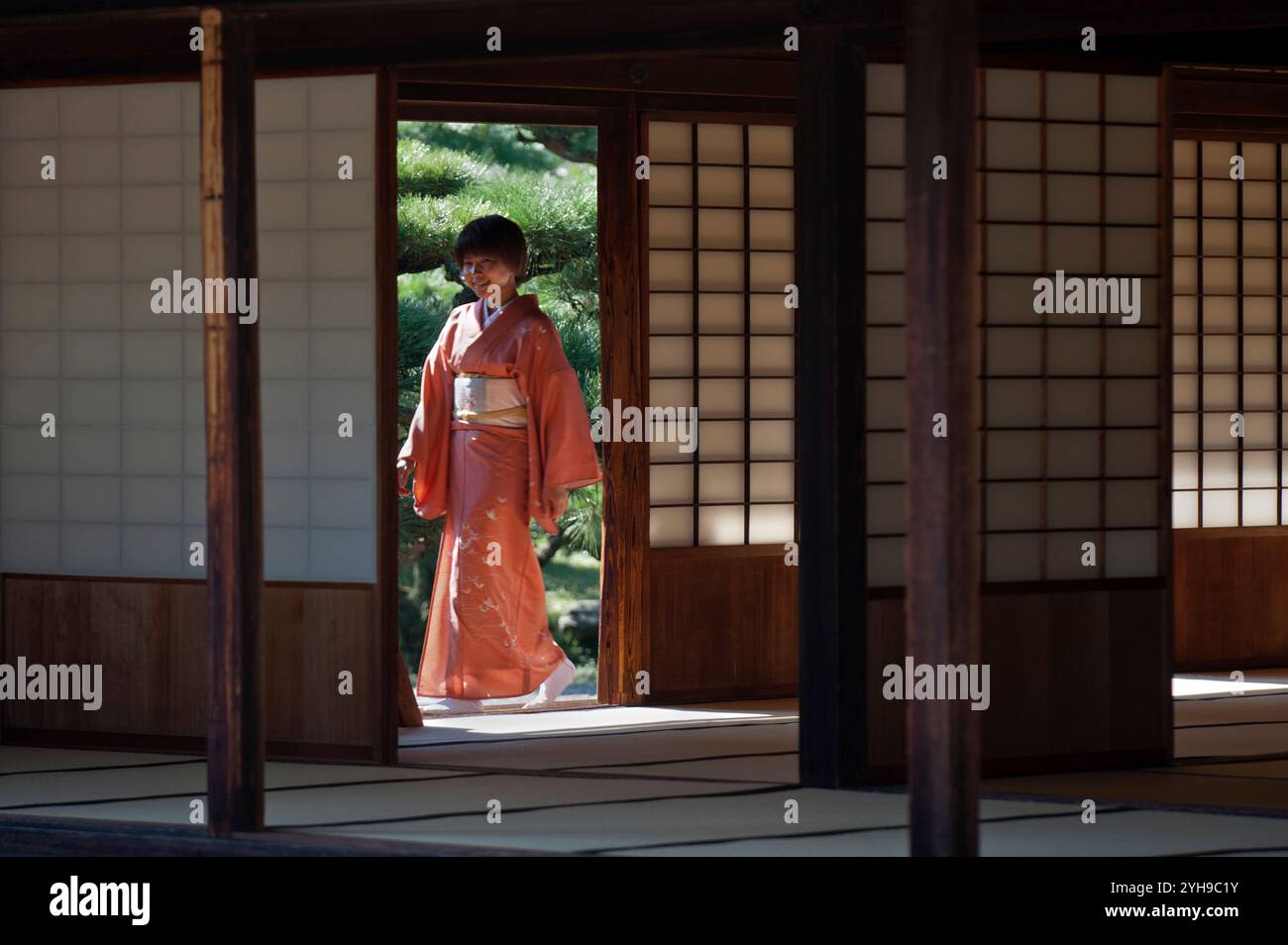 Servitori femminili vestiti con kimono tradizionale visti all'interno di una casa da tè giapponese nel giardino giapponese Ritsurin Koen a Takamatsu, in Giappone. Foto Stock