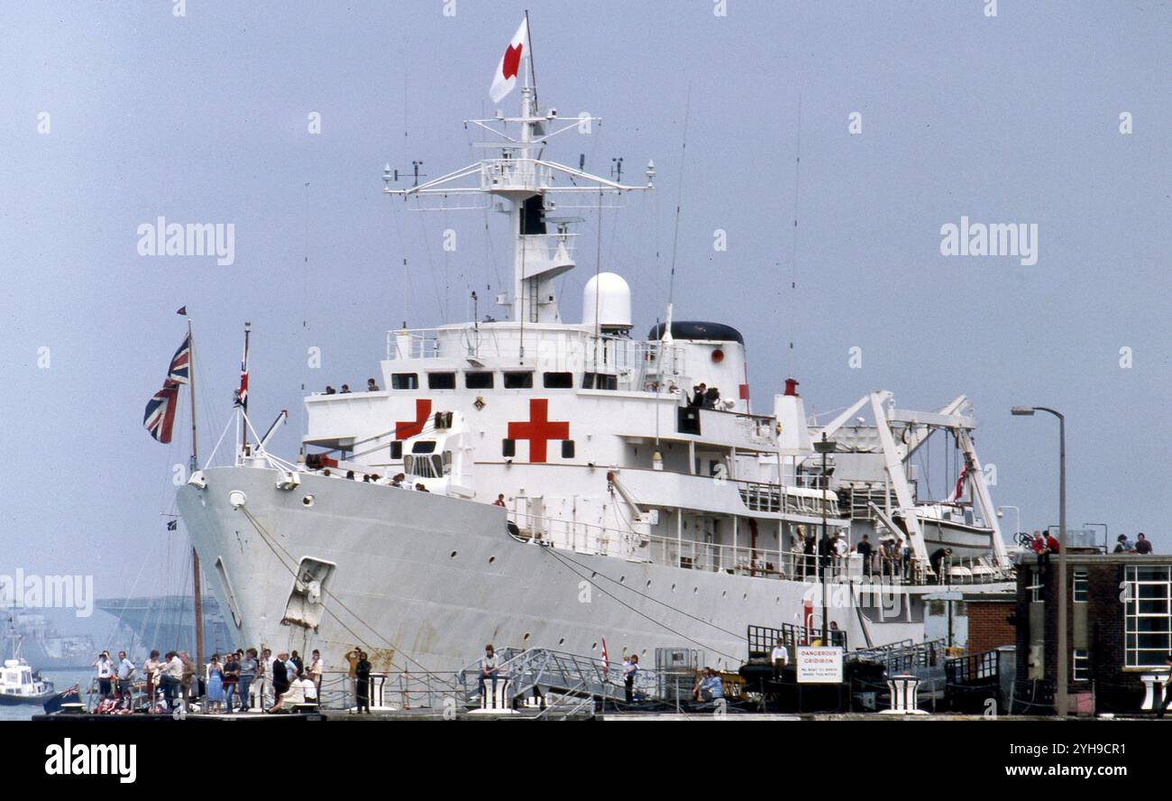 La HMS Herald si convertì in nave ospedale per la guerra delle Falkland - vista al Royal Naval Dockyard, Portsmouth Harbour Foto Stock