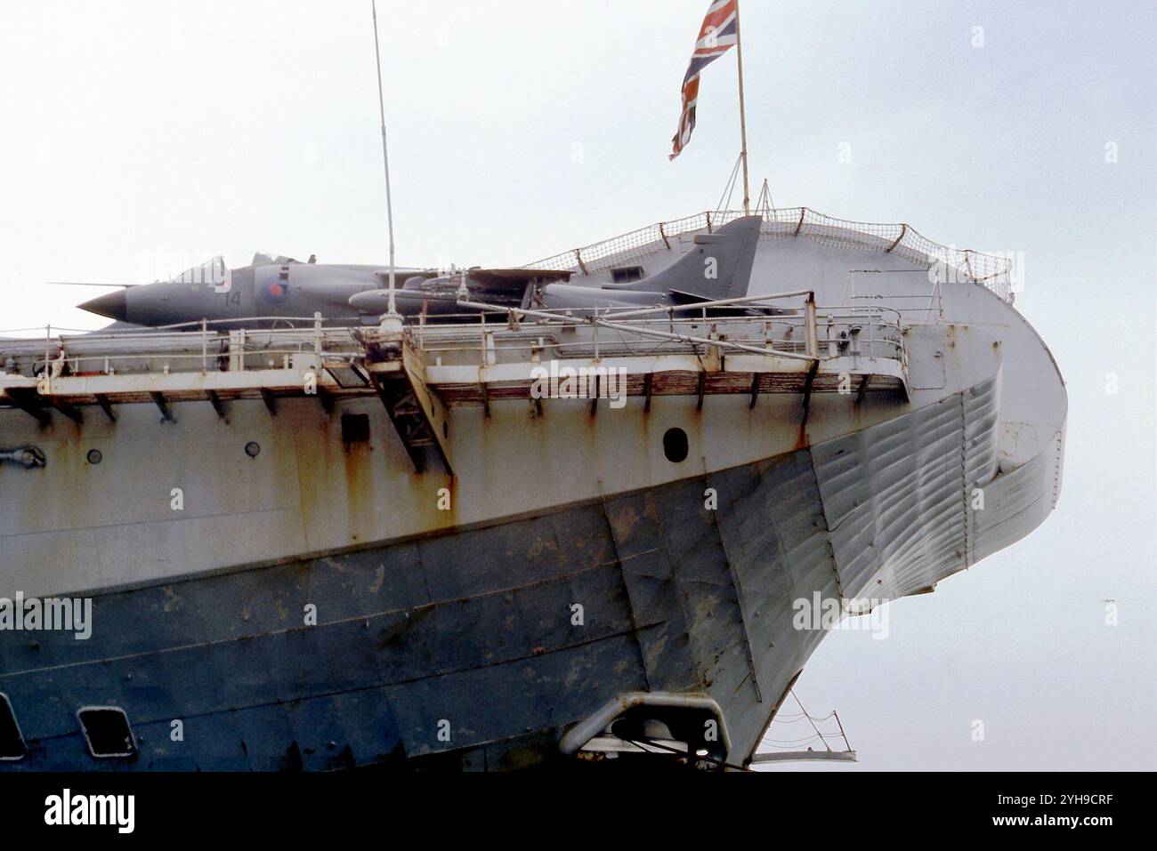 Primo piano del Sea Harrier XZ457/14 sul ponte della HMS Hermes attraccata a Portsmouth Foto Stock