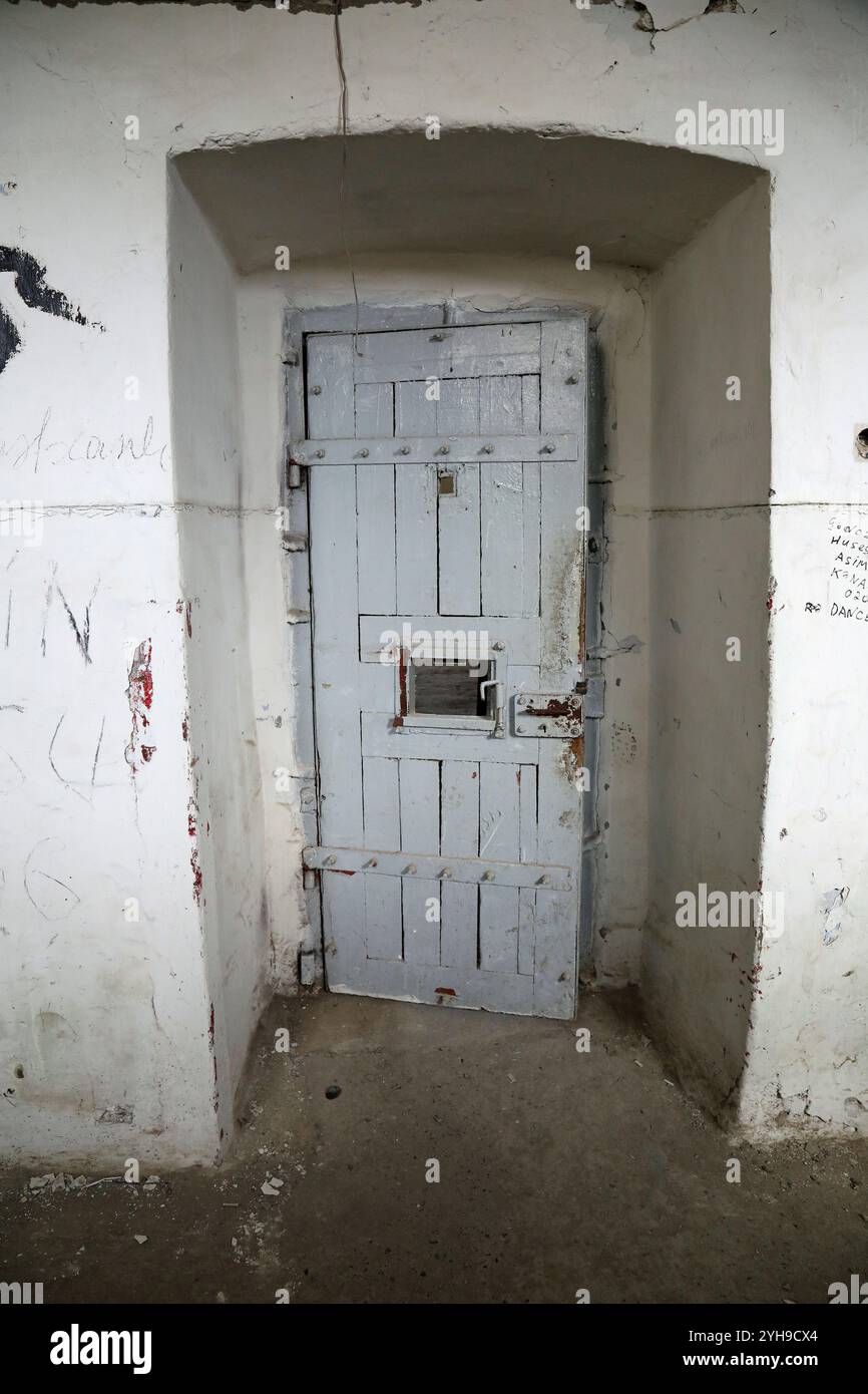 Cella carceraria nella prigione di Shusha abbandonata a Karabakh, in Azerbaigian Foto Stock