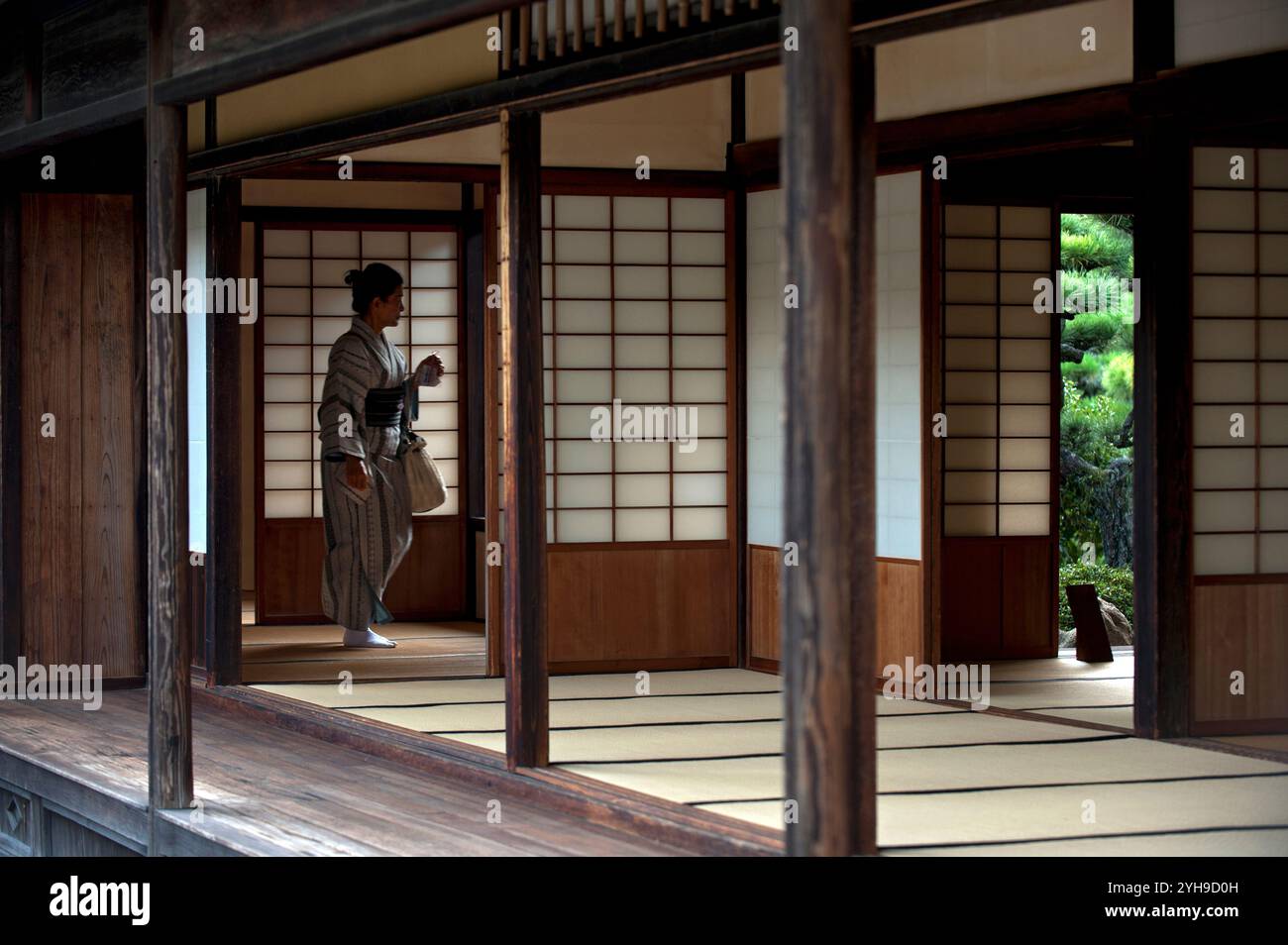 Servitori femminili vestiti con kimono tradizionale visti all'interno di una casa da tè giapponese nel giardino giapponese Ritsurin Koen a Takamatsu, in Giappone. Foto Stock