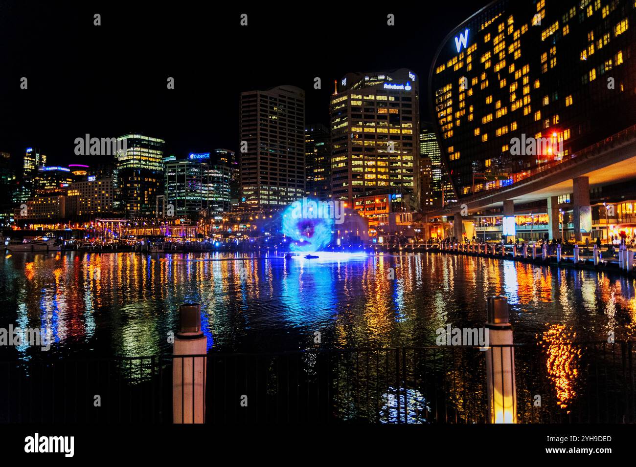 Spettacolare vista notturna su Darling Harbour. Darling Harbour e' un importante quartiere di divertimento e turismo a Sydney, nuovo Galles del Sud, Australia. Foto Stock