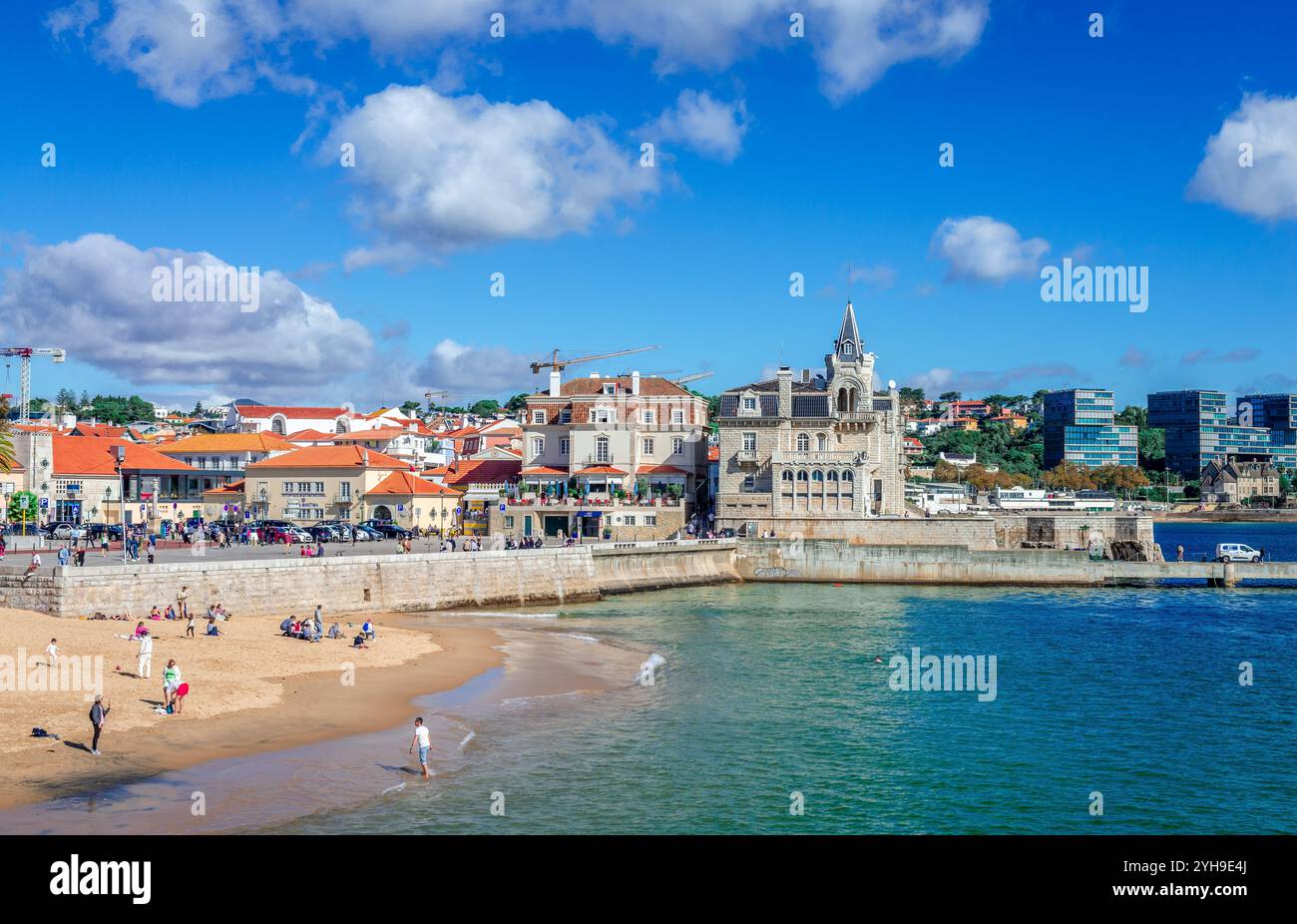Cascais, Portogallo - ottobre 27 2024: La spiaggia e il lungomare della città, con edifici storici e moderni. Cascais è una città portoghese Foto Stock
