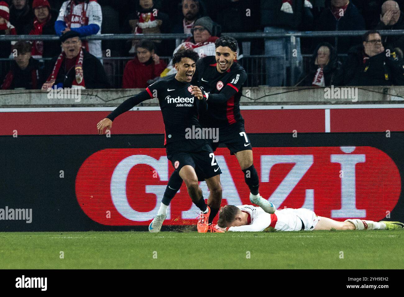 Nathaniel BROWN (Eintracht Frankfurt, #21) erzielt das Tor zum 0:2, jubelt/freut sich mit Omar MARMOUSH (Eintracht Frankfurt, #07), Emotion, Freude, Begeisterung GER, VfB Stuttgart (VFB) vs. Eintracht Frankfurt (SGE), Fussball, Maenner, Herren, 1. Bundesliga, 10 anni. Spieltag, Saison 2024/2025, 10.11.2024 NORMATIVE DFL/DFB VIETANO QUALSIASI USO DI FOTOGRAFIE COME SEQUENZE DI IMMAGINI E/O QUASI-VIDEO foto: Eibner-Pressefoto/Oliver Schmidt Foto Stock