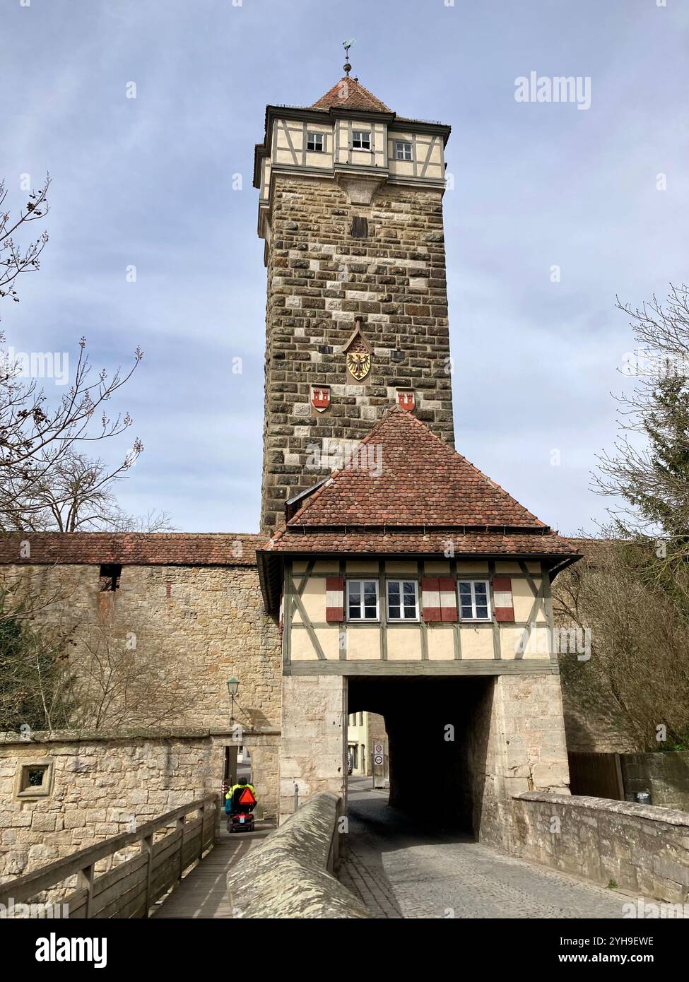La porta della città Rödertor e la torre Röderturm sullo sfondo delle mura medievali di Rothenburg ob der Tauber, Germania - Immagine stock catturata con smartphone