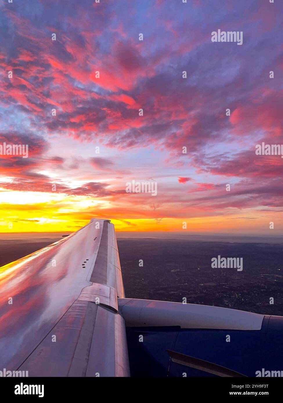 Alba all'orizzonte vista dalla finestra di un jet per le vacanze, Travel Concept. - Immagine stock catturata con smartphone