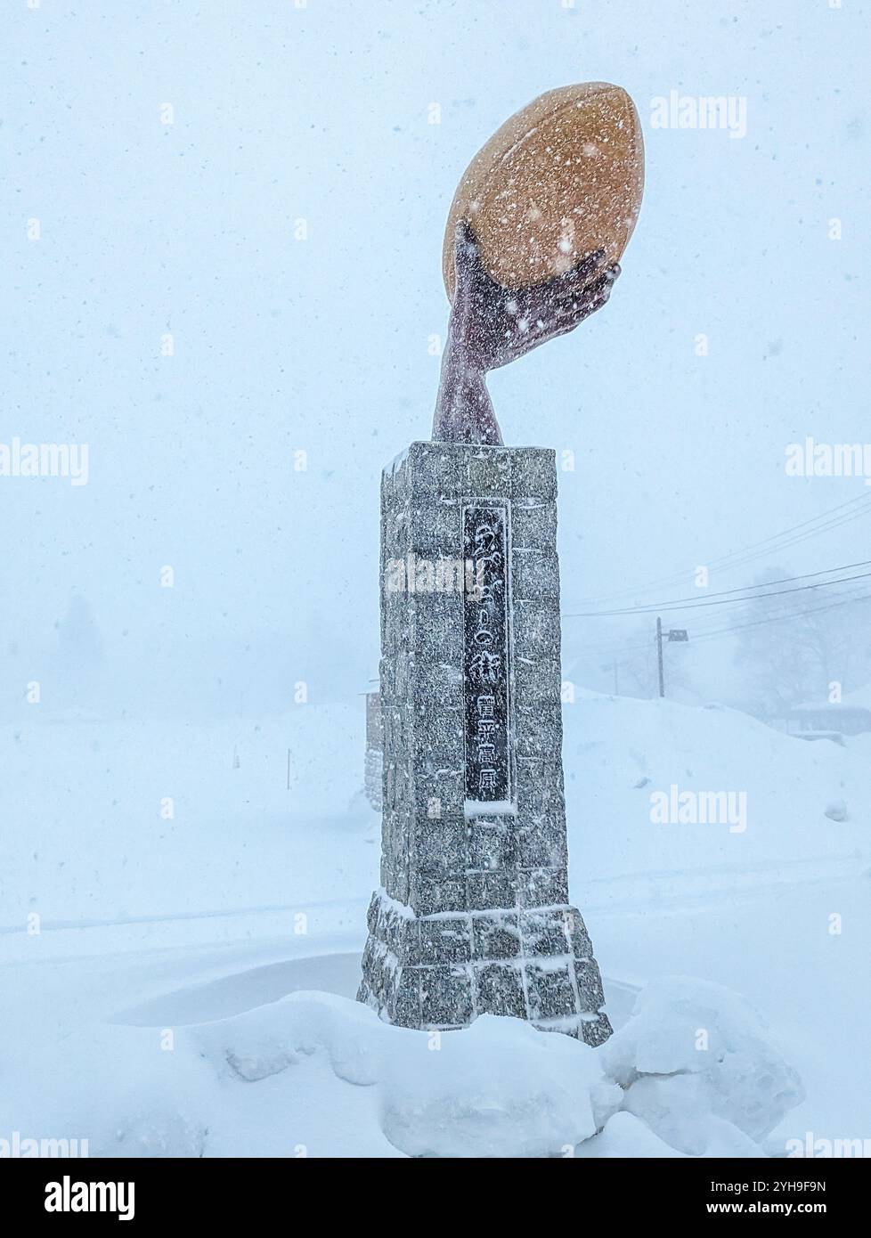 Statua della palla di rugby nella "casa giapponese di 109 campi da rugby" a Sugadaira, Nagano, nella neve invernale Foto Stock