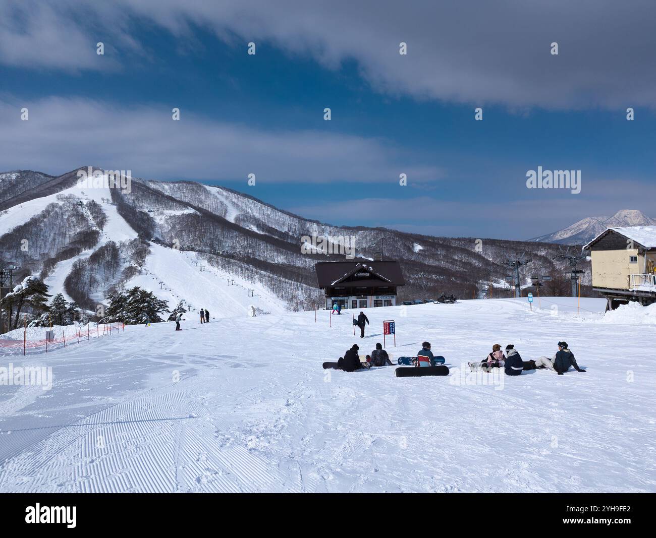 Snowboarder e sciatori nella zona sciistica di Madarao Mountain nella prefettura di Nagano, Giappone Foto Stock