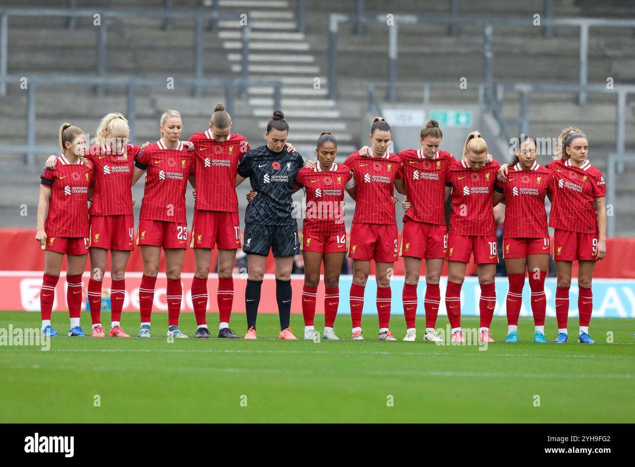 St Helens, Regno Unito. 10 novembre 2024. St Helens, Inghilterra, 10 novembre 2024 Liverpool si schiera per i minuti di silenzio la domenica del ricordo. Liverpool vs Chelsea, St Helens Stadium, WSL (Sean Walsh/SPP) credito: SPP Sport Press Photo. /Alamy Live News Foto Stock