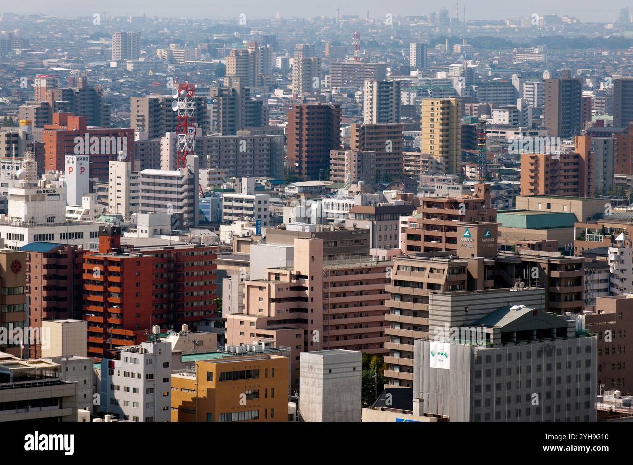 Vista aerea della città di Matsuyama che mostra il vasto centro urbano nella prefettura di Ehime, Shikoku, Giappone. Foto Stock