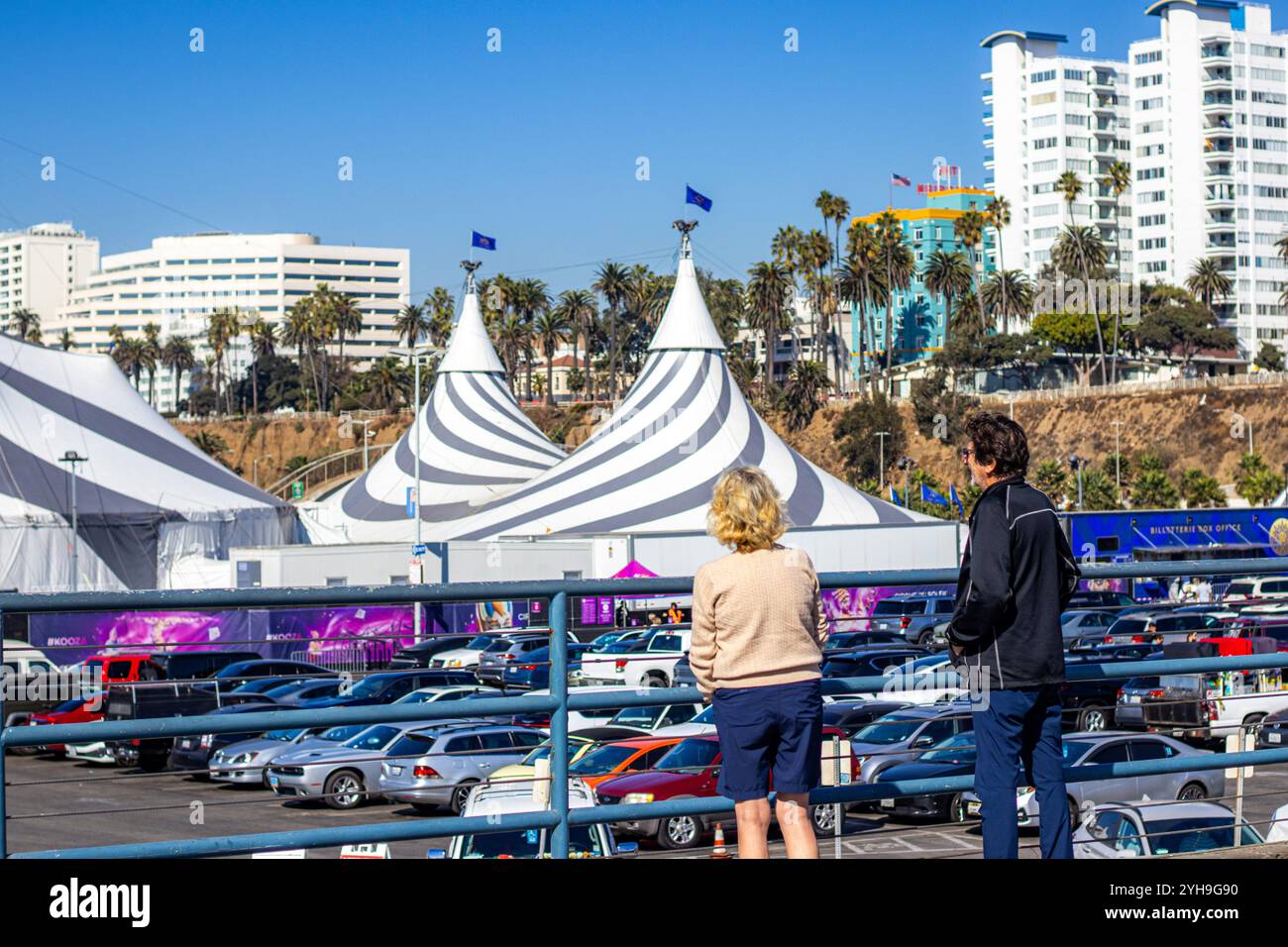 Santa Monica, Stati Uniti. 9 novembre 2024. Persone che passano per le tende del Cirque du Soleil a Santa Monica Beach, Santa Monica, California, USA. Il Cirque du Soleil sta mettendo in scena "Kooza" a Santa Monica sotto la Big Top. Crediti: Stu Gray/Alamy Live News. Foto Stock