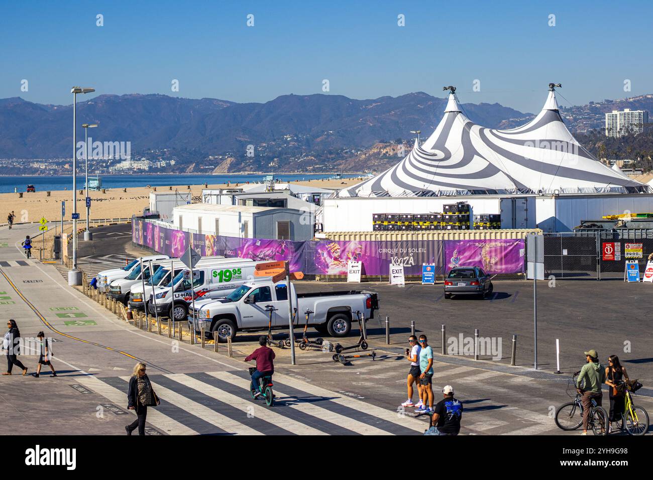 Santa Monica, Stati Uniti. 9 novembre 2024. Persone che passano per le tende del Cirque du Soleil a Santa Monica Beach, Santa Monica, California, USA. Il Cirque du Soleil sta mettendo in scena "Kooza" a Santa Monica sotto la Big Top. Crediti: Stu Gray/Alamy Live News. Foto Stock