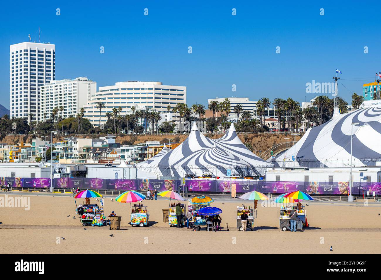 Santa Monica, Stati Uniti. 9 novembre 2024. Persone che passano per le tende del Cirque du Soleil a Santa Monica Beach, Santa Monica, California, USA. Il Cirque du Soleil sta mettendo in scena "Kooza" a Santa Monica sotto la Big Top. Crediti: Stu Gray/Alamy Live News. Foto Stock