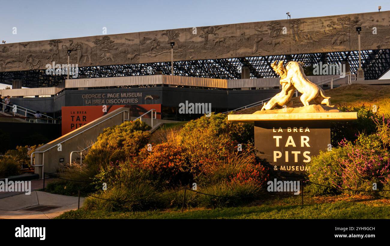 Los Angeles, Stati Uniti. 9 novembre 2024. L'ingresso al la Brea Tar Pits and Museum di Hancock Park, Los Angeles, California, USA. Crediti: Stu Gray/Alamy Live News. Foto Stock