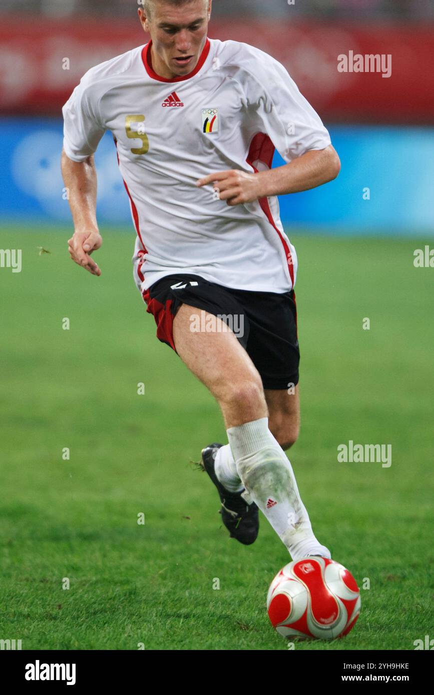 SHENYANG, CINA - 10 AGOSTO: Sebastien Pocognoli del Belgio guida la palla durante un torneo di calcio dei Giochi Olimpici partita del gruppo C contro la Cina 10 agosto 2008 allo Shenyang Olympic Sports Center Stadium di Shenyang, Cina. Solo per uso editoriale. (Fotografia di Jonathan P. Larsen / Diadem Images) Foto Stock