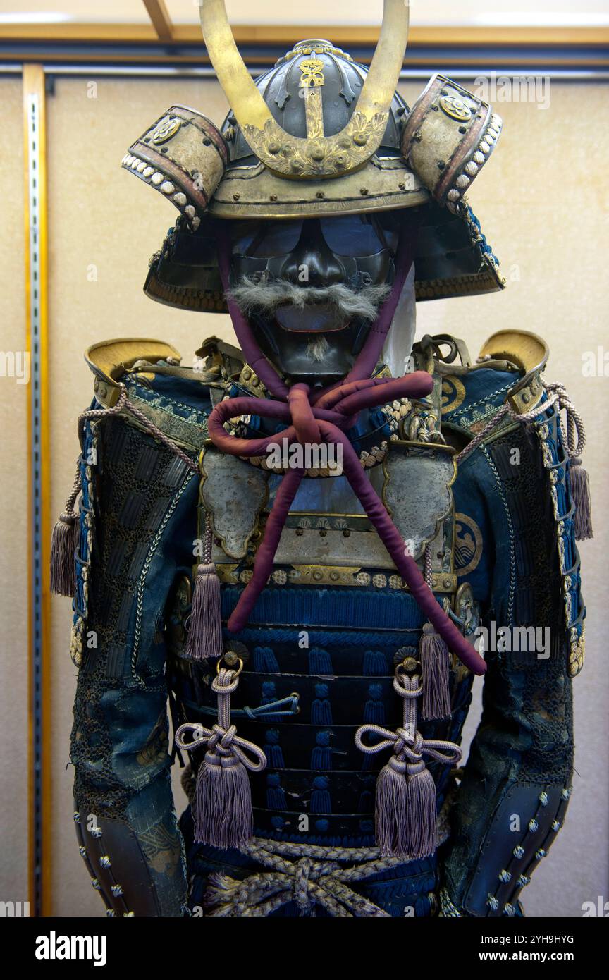 Originale armatura da guerriero samurai in mostra all'interno del castello di Matsuyama a Ehime, in Giappone. Foto Stock