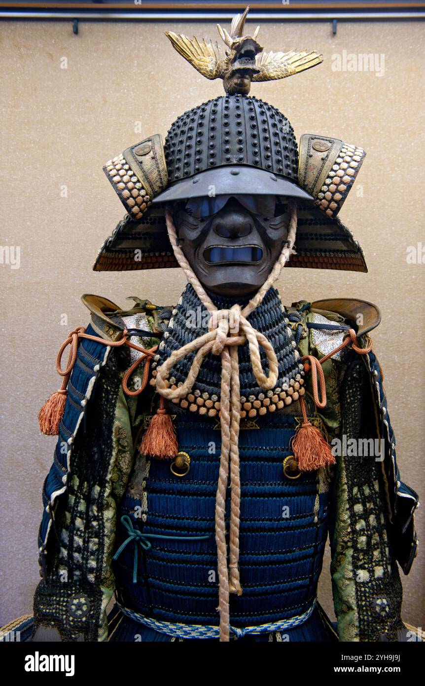 Originale armatura da guerriero samurai in mostra all'interno del castello di Matsuyama a Ehime, in Giappone. Foto Stock