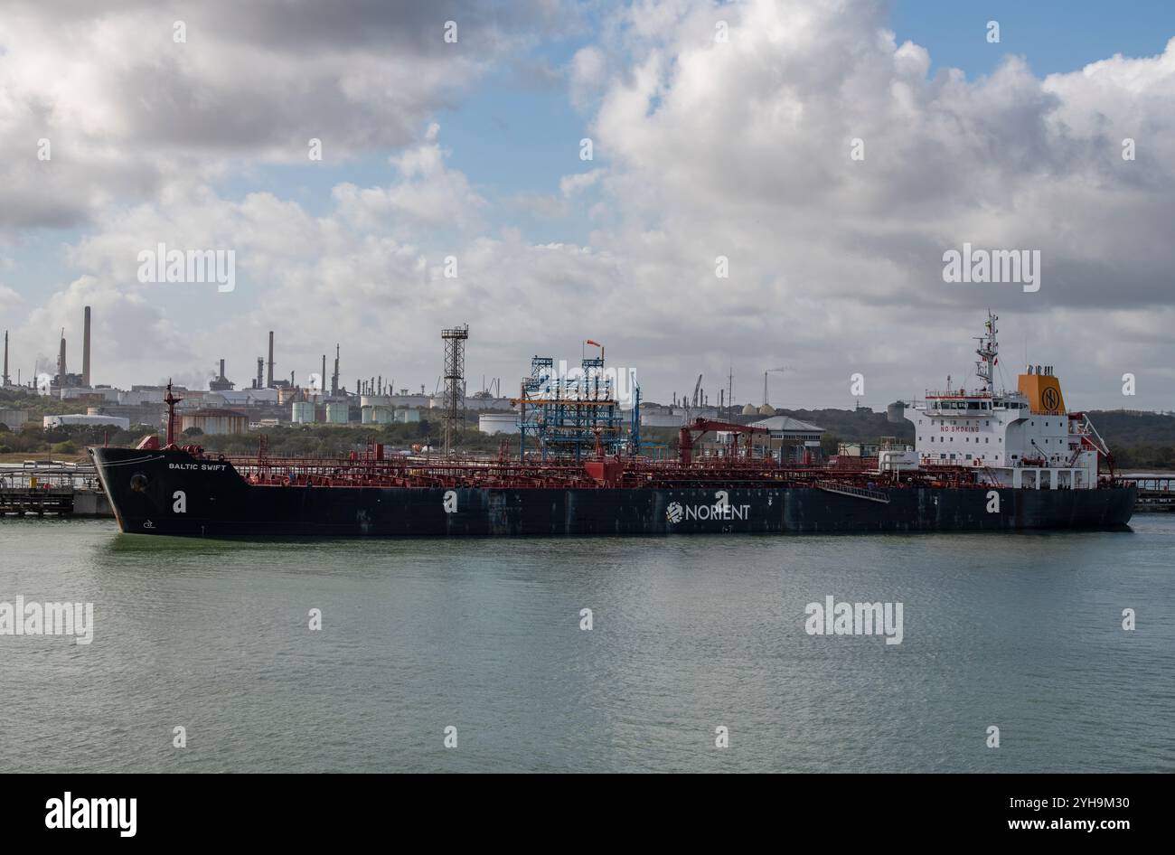 La nave petroliera Norient MV Baltic si affianca al terminal marino della raffineria di petrolio Exxon Mobil presso la raffineria di petrolio di Fawley, Southampton, Hampshire, Foto Stock