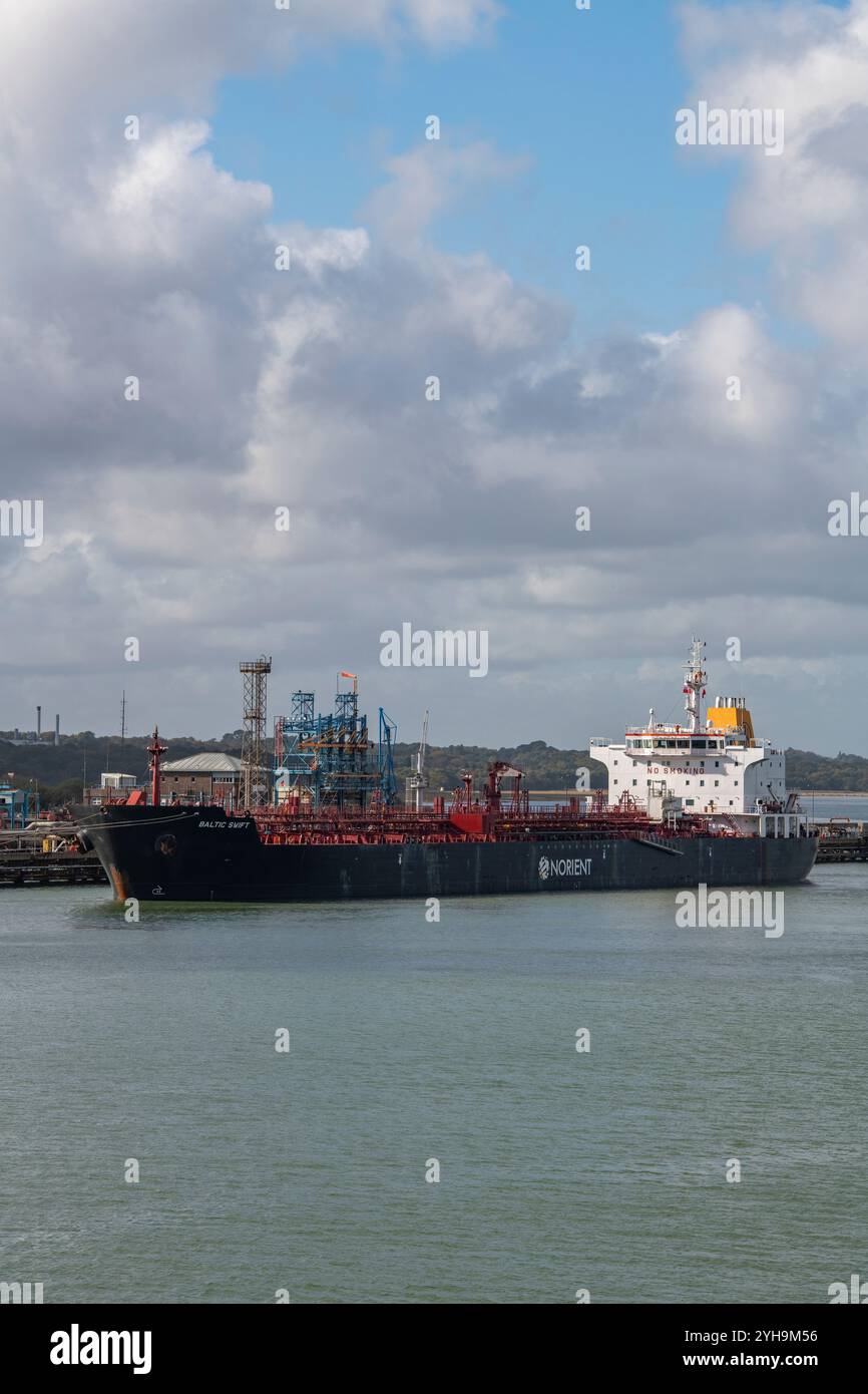 Nave cisterna per petrolio o gas accanto al terminal marino presso la raffineria di petrolio di Fawley o l'impianto di lavorazione petrolchimico sull'acqua di Southampton, Hampshire, Regno Unito Foto Stock