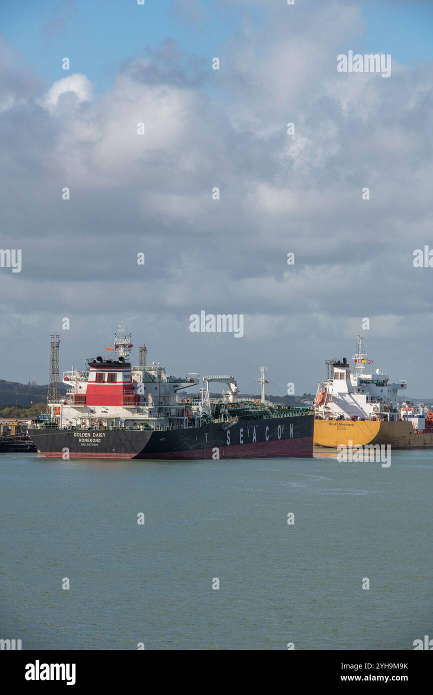 Navi petroliere e petroliere, raffineria di petrolio di Fawley, stabilimento di trasformazione petrolchimica della Exxon Mobil, Fawley, Hampshire, Regno Unito Foto Stock
