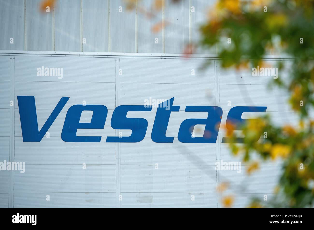 Grande cartello per il produttore di turbine eoliche "Vestas" sull'isola di wight, Regno Unito Foto Stock