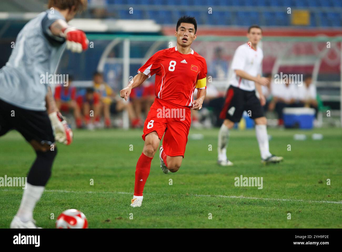 SHENYANG, CINA - 10 AGOSTO: Il capitano della squadra cinese Zheng Zhi (8) in azione durante un torneo olimpico di calcio del gruppo C contro il Belgio il 10 agosto 2008 allo Shenyang Olympic Sports Center Stadium di Shenyang, Cina. Solo per uso editoriale. (Fotografia di Jonathan P. Larsen / Diadem Images) Foto Stock