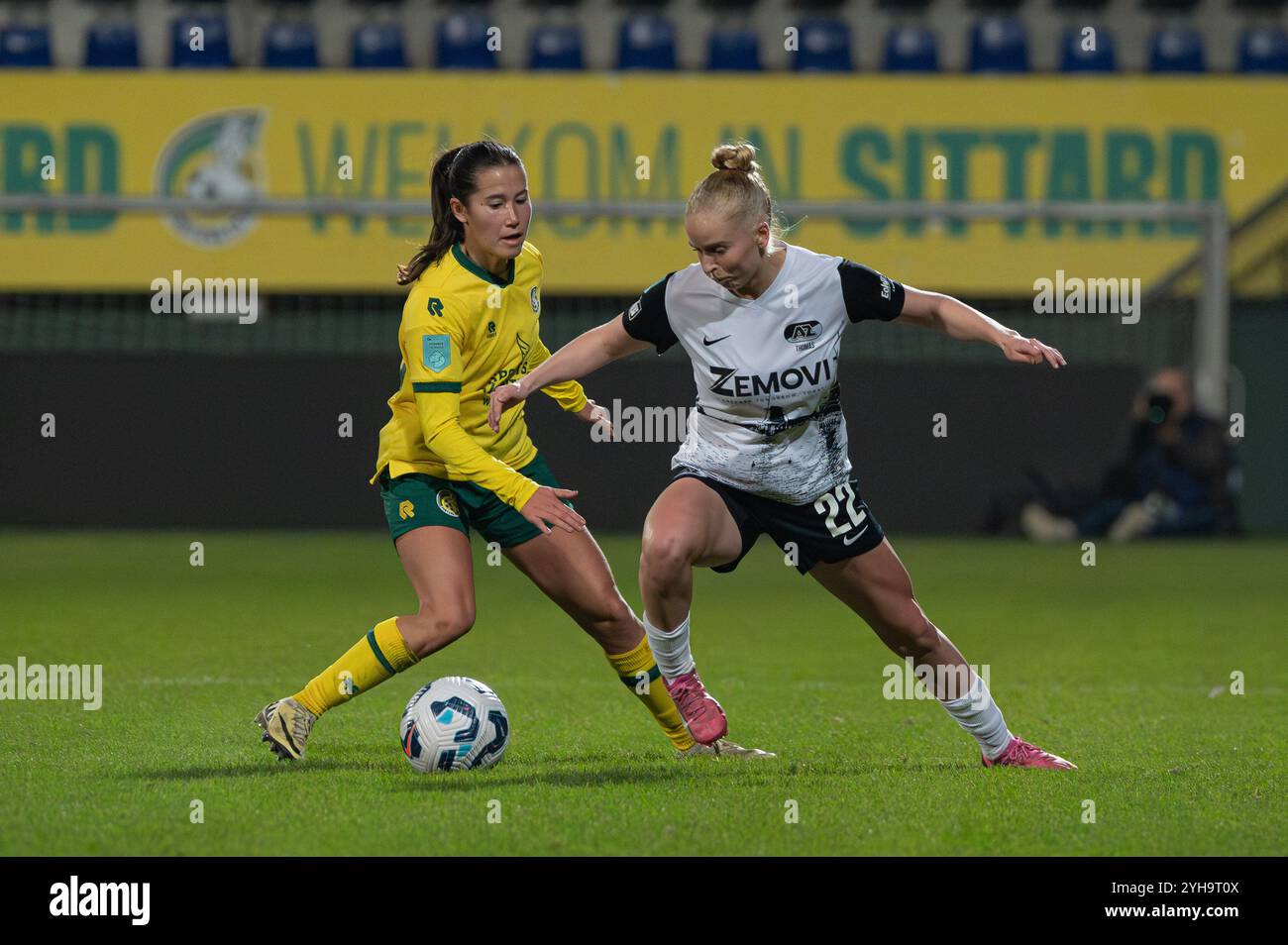 Sittard, Paesi Bassi. 10 novembre 2024. Sittard, Paesi Bassi, 10 novembre 2024: Isabel Kopp (26 fortuna Sittard Vrouwen) e Kealyn Thomas (22 AZ Alkmaar Vrouwen) combattono per la palla (duello) durante la partita Azerion Vrouwen Eredivisie tra fortuna Sittard Vrouwen e AZ Vrouwen al fortuna Sittard Stadion di Sittard, Paesi Bassi (Martin Pitsch/SPP Sport Press). /Alamy Live News Foto Stock