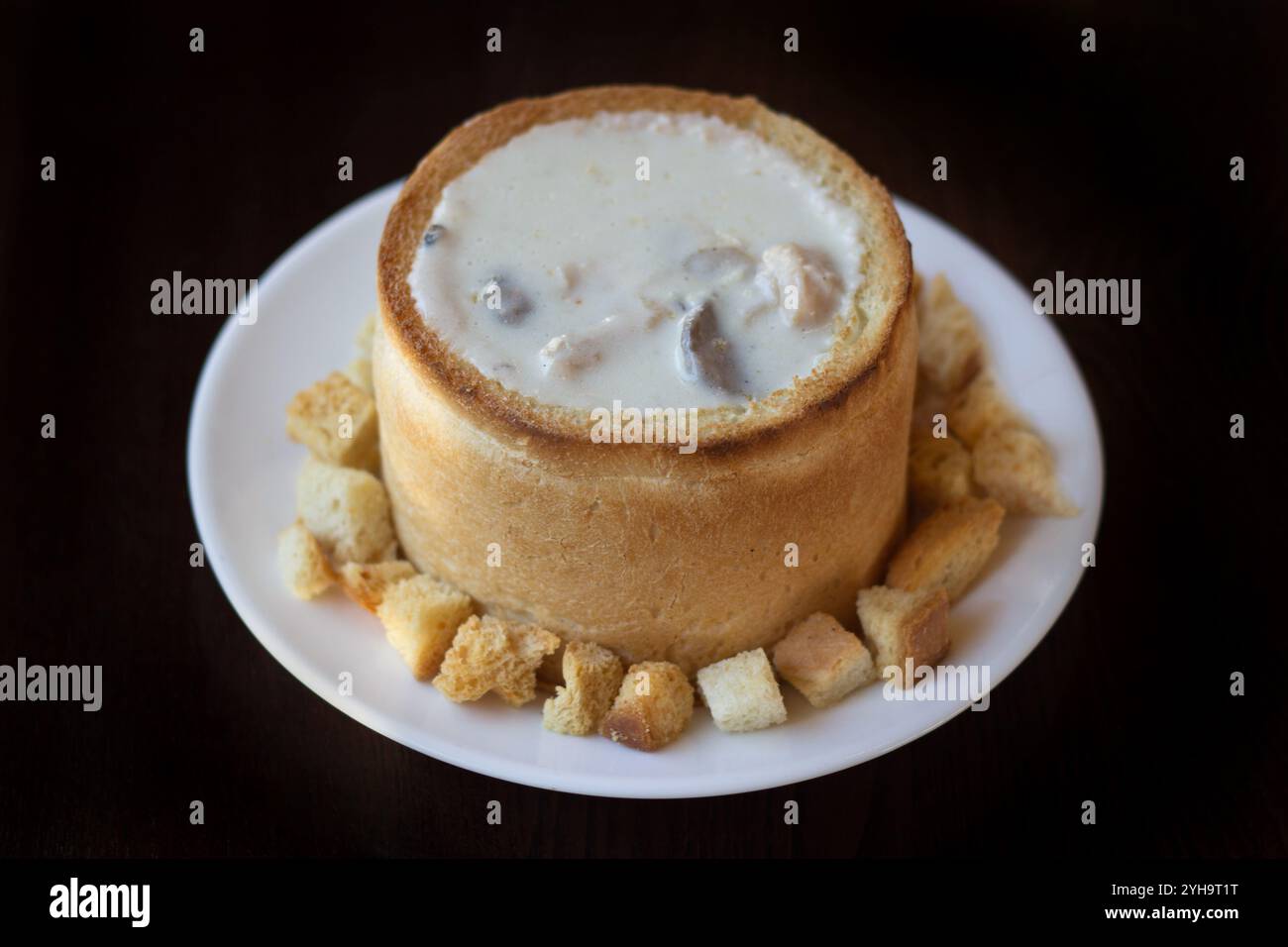 Zuppa panna con pollo e funghi in un piatto di cereali Foto Stock