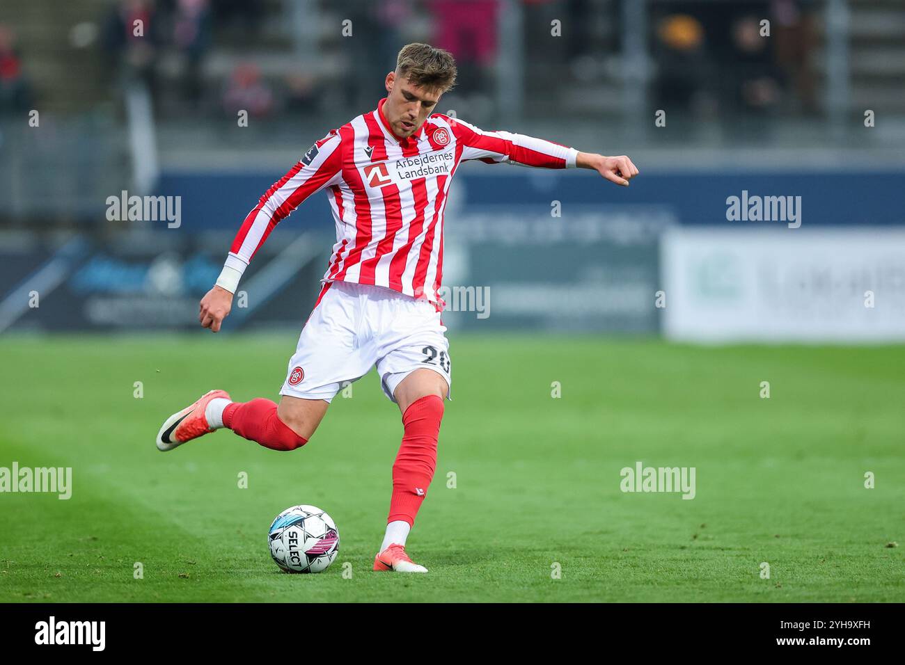 Lyngby, Danimarca. 10 novembre 2024. Kasper Jorgensen (20) di Aalborg Boldklub visto durante il 3F Superliga match danese tra Lyngby BK e Aalborg BK al Lyngby Stadion di Lyngby. Credito: Gonzales Photo/Alamy Live News Foto Stock